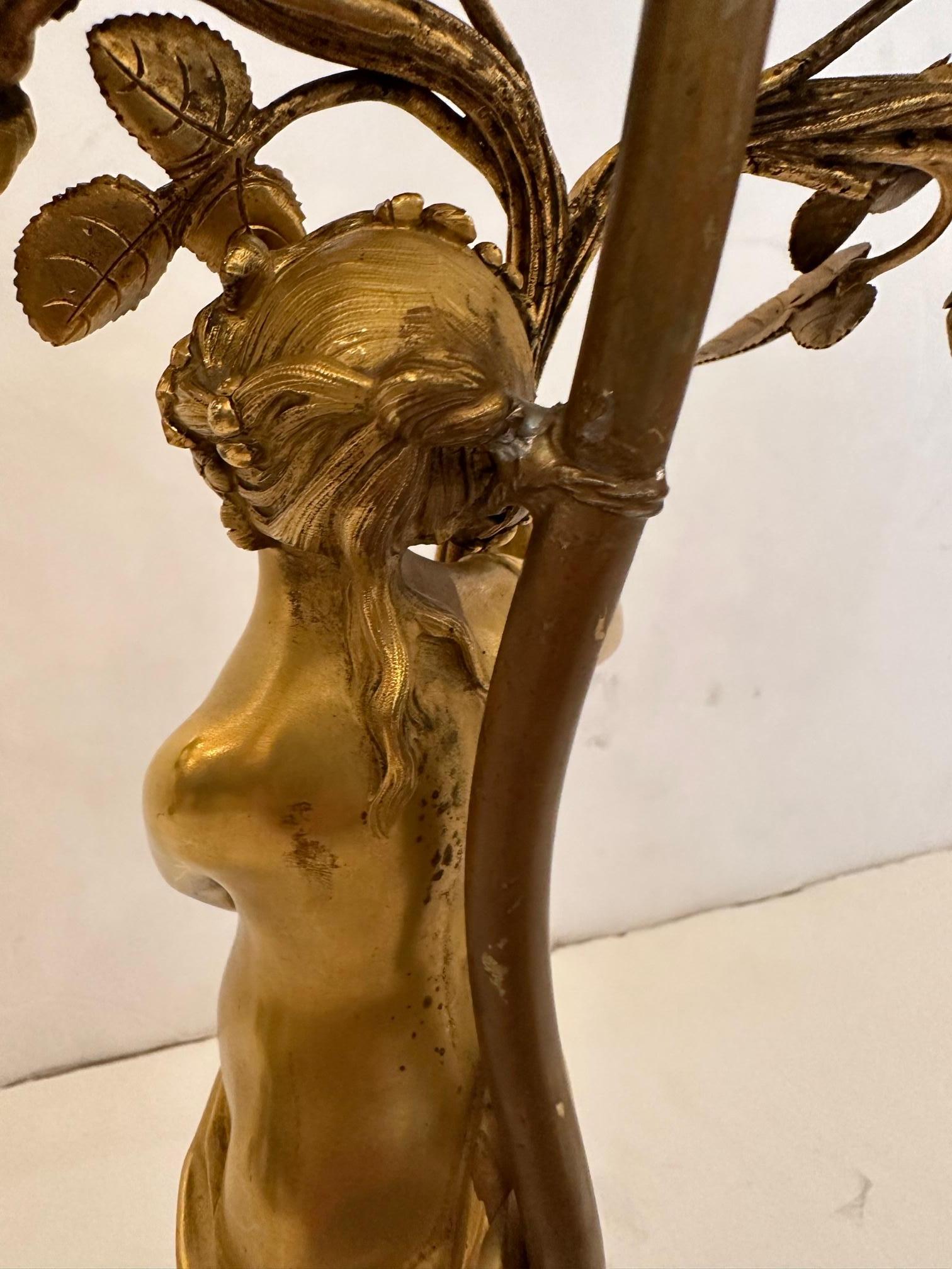 Verschnörkelte französische Empire Figurale Tischlampe aus vergoldeter Bronze und Marmor im Angebot 6