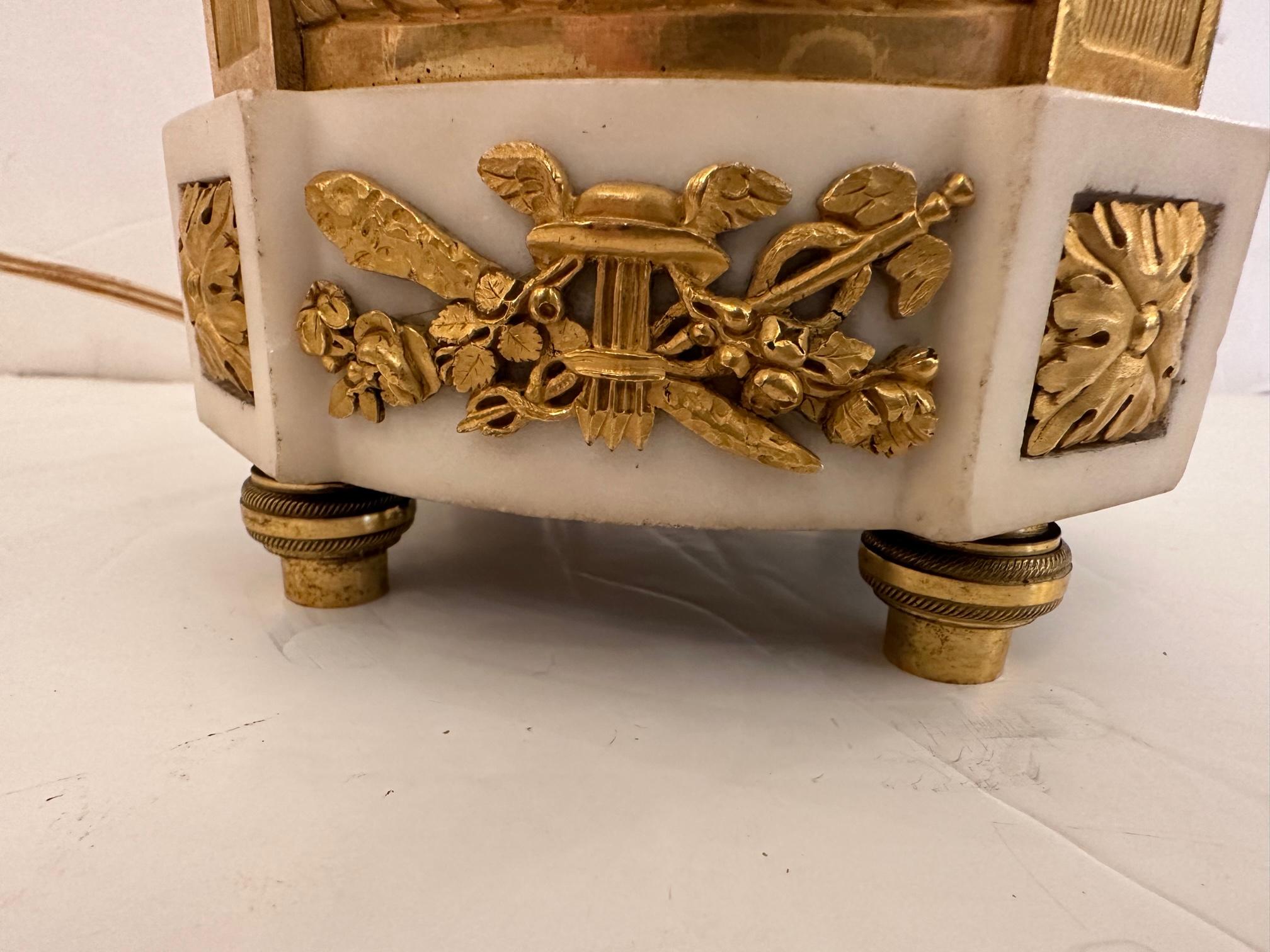 Lampe de table empire française ornée en bronze doré et marbre en vente 8