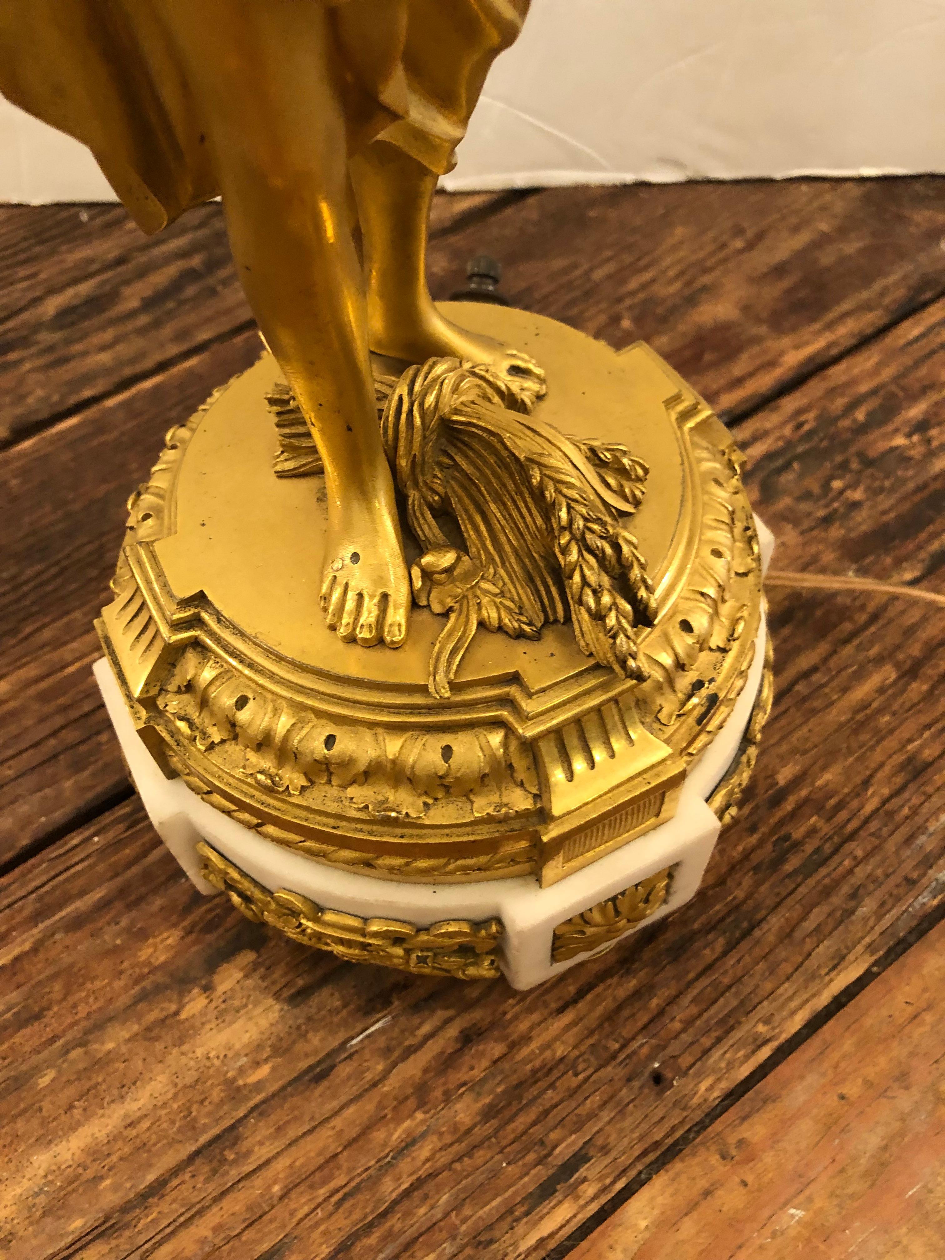 Lampe de table empire française ornée en bronze doré et marbre en vente 9