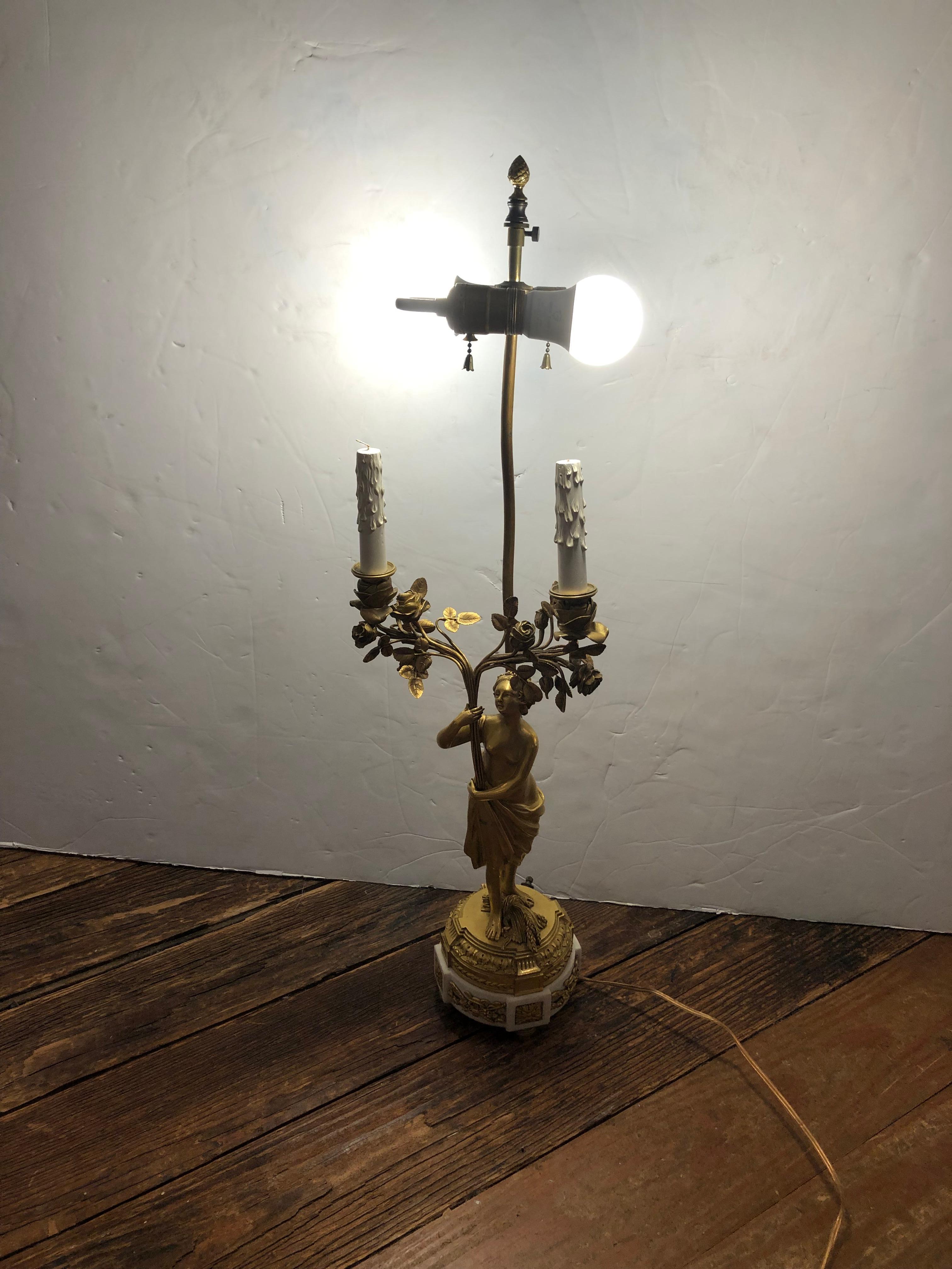 Lampe de table empire française ornée en bronze doré et marbre en vente 11