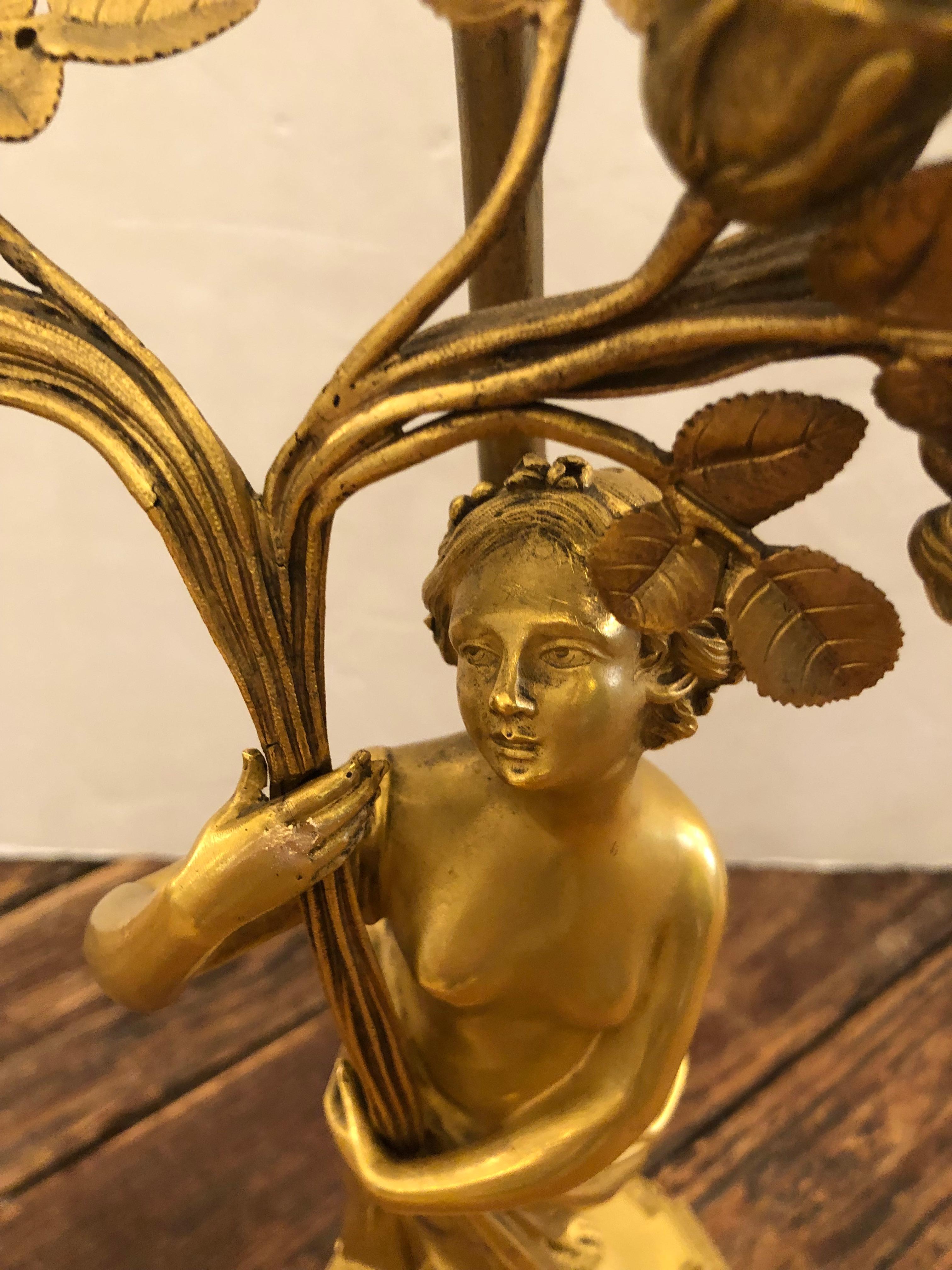 Verschnörkelte französische Empire Figurale Tischlampe aus vergoldeter Bronze und Marmor im Angebot 13