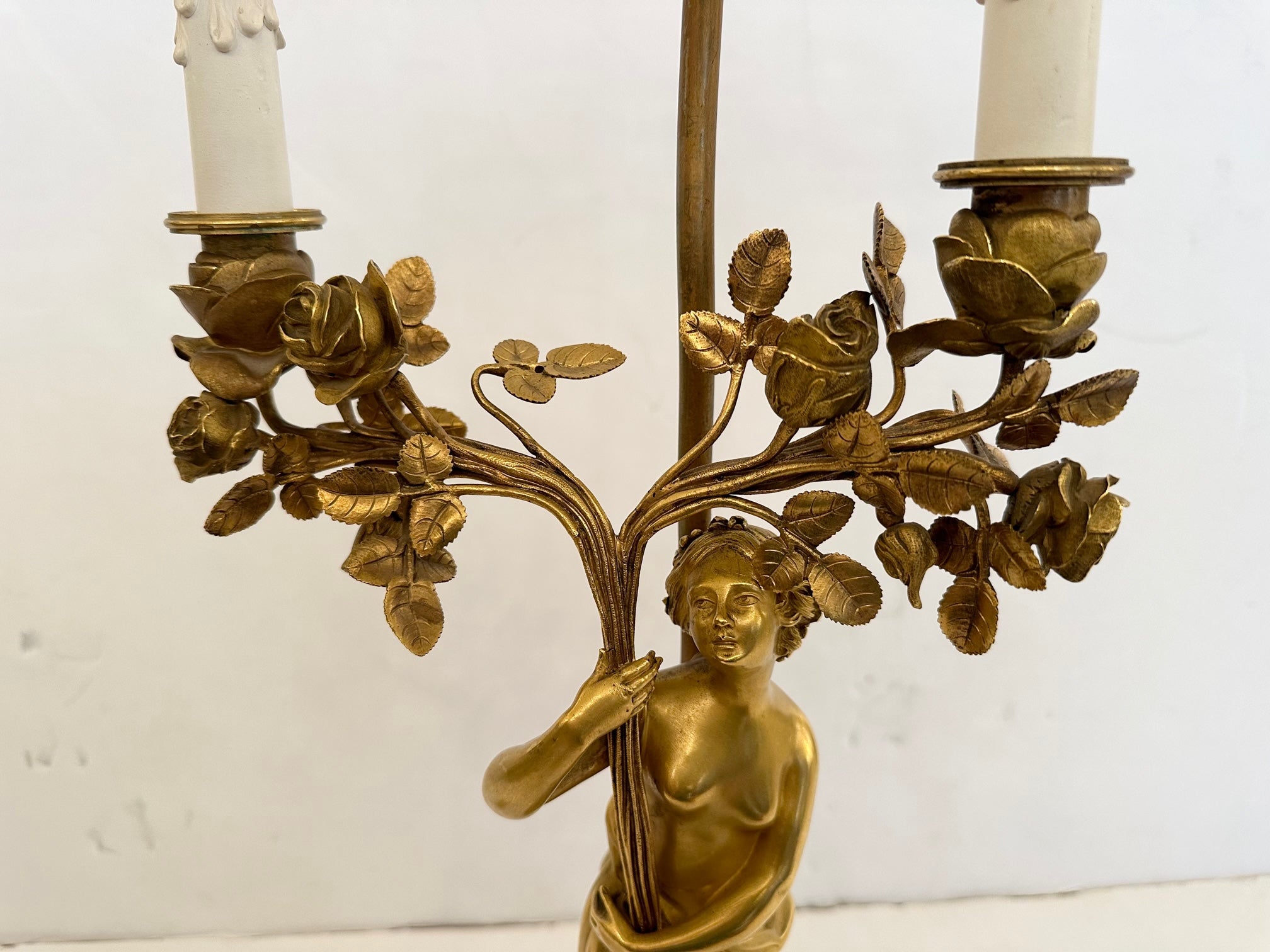 Prächtige fancy Französisch Empire vergoldeter Bronze figuralen Tischlampe mit schönen Nymphe hält zwei Zweige floralen Fackel mit Keramik-Kerzen.  Die Details wie ihr engelsgleiches Gesicht, die schönen Hände und Füße und der runde Sockel aus