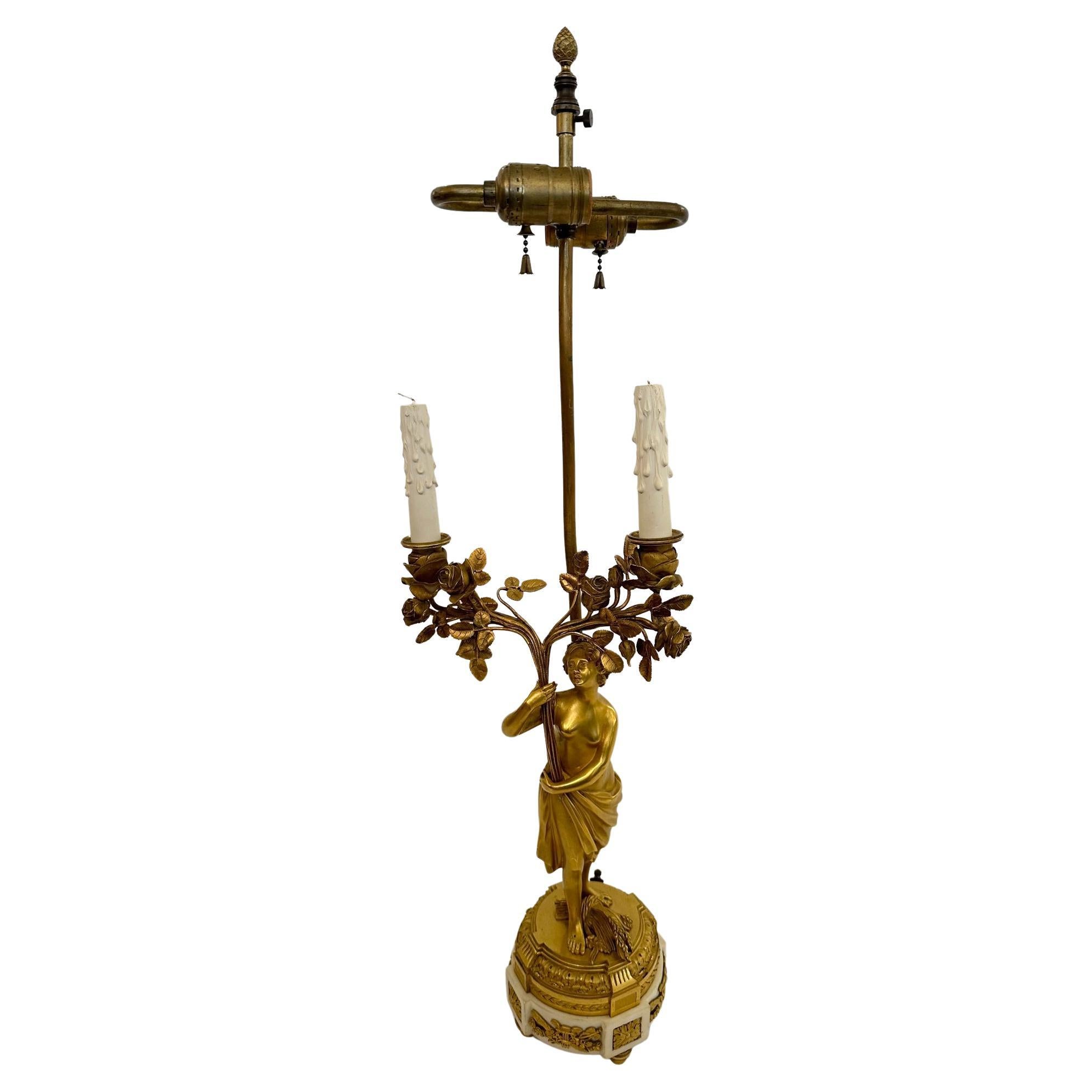 Verschnörkelte französische Empire Figurale Tischlampe aus vergoldeter Bronze und Marmor (Französisch) im Angebot