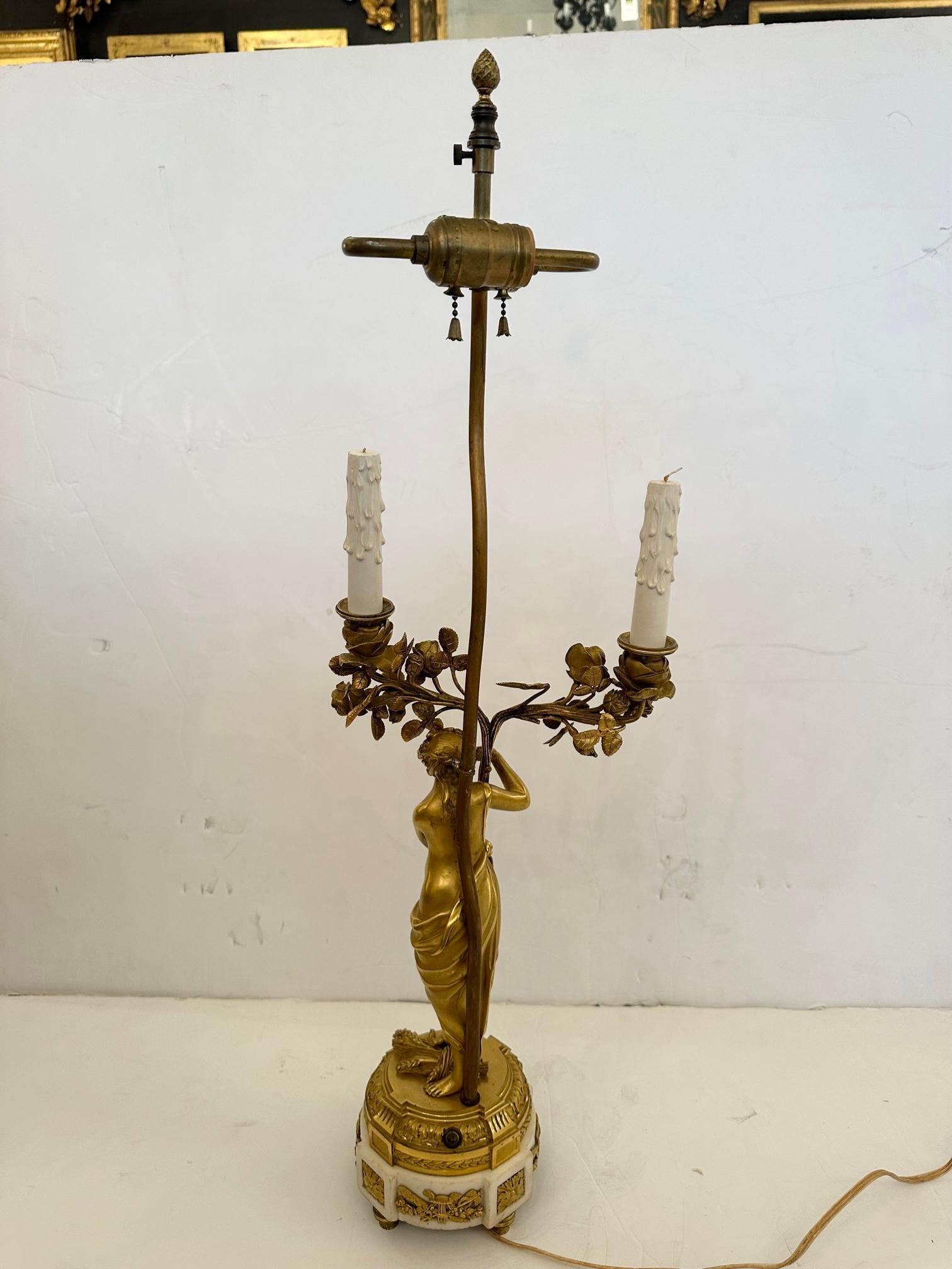 Verschnörkelte französische Empire Figurale Tischlampe aus vergoldeter Bronze und Marmor im Zustand „Gut“ im Angebot in Hopewell, NJ