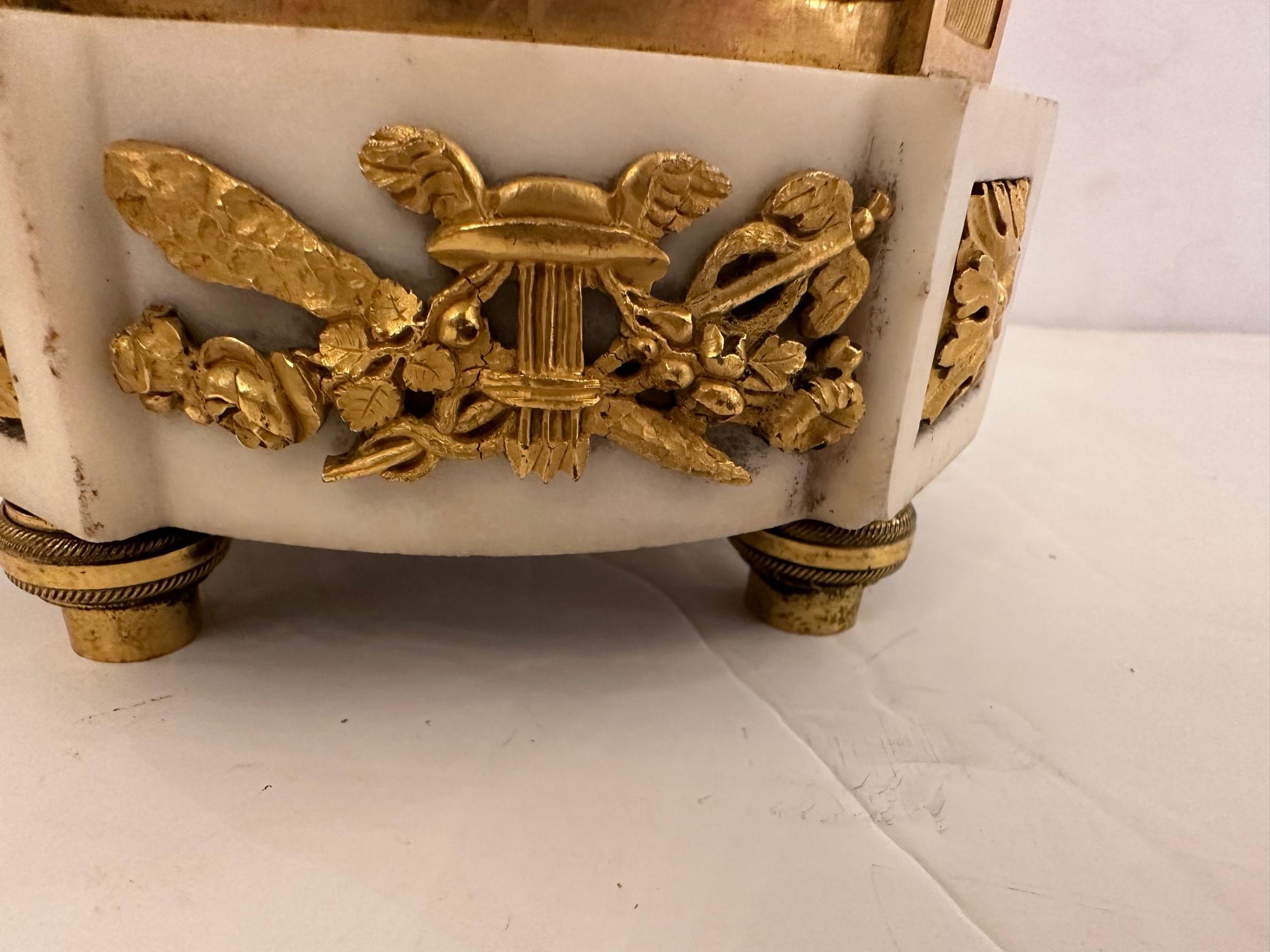 Verschnörkelte französische Empire Figurale Tischlampe aus vergoldeter Bronze und Marmor (Frühes 20. Jahrhundert) im Angebot