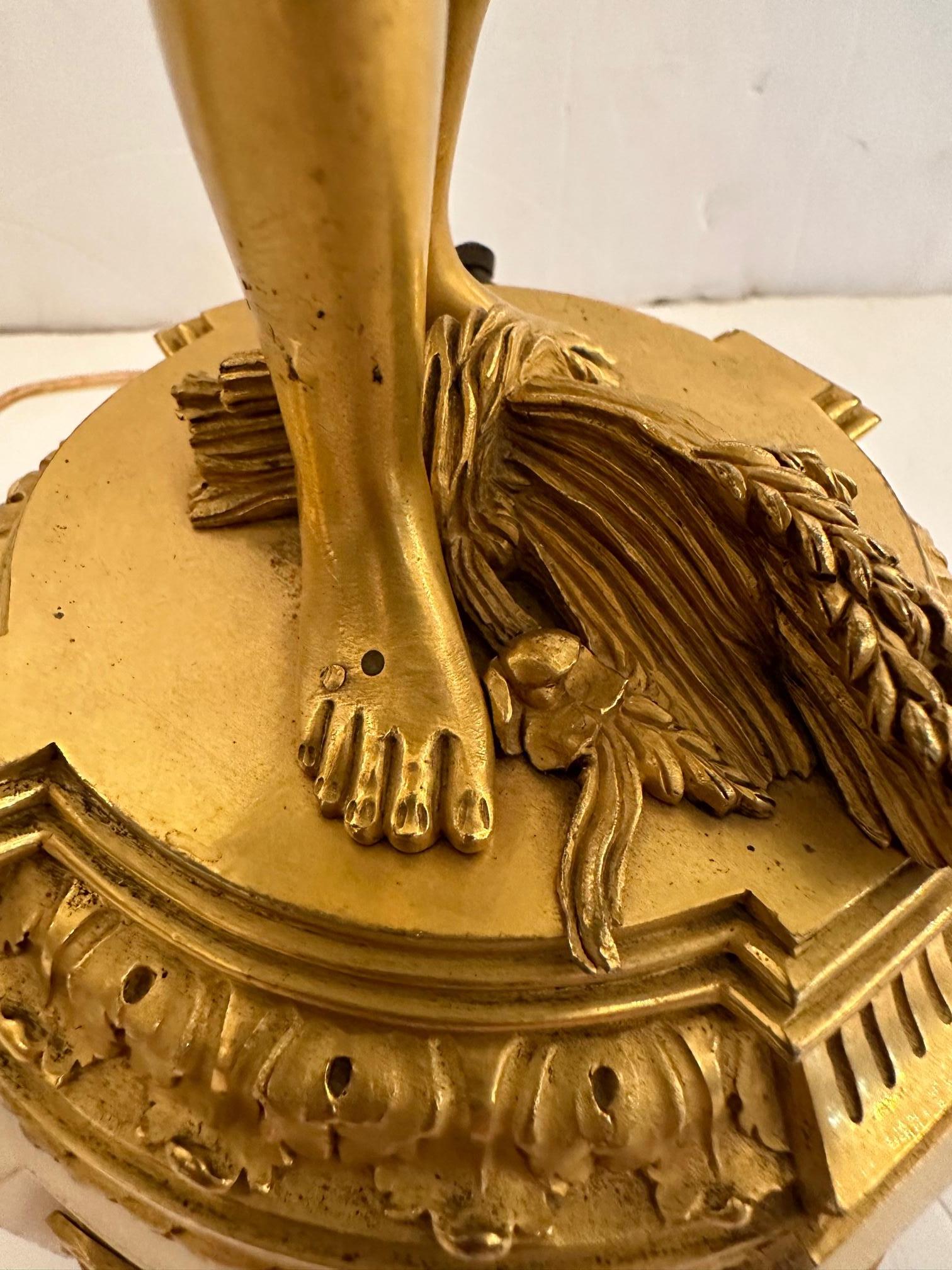Début du 20ème siècle Lampe de table empire française ornée en bronze doré et marbre en vente