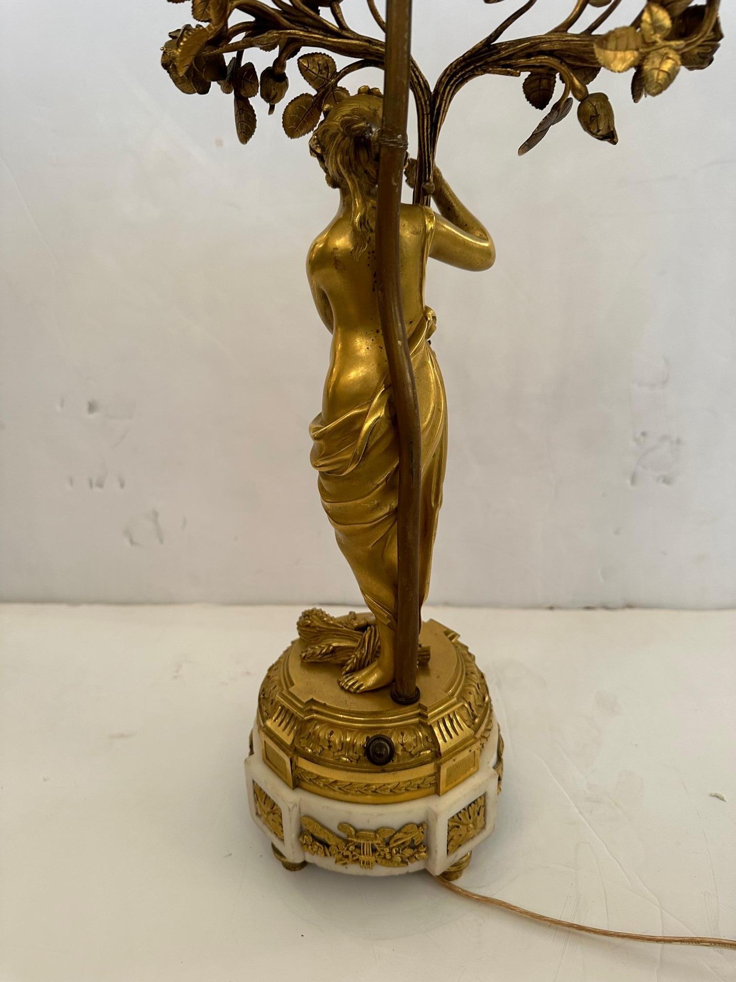 Bronze doré Lampe de table empire française ornée en bronze doré et marbre en vente