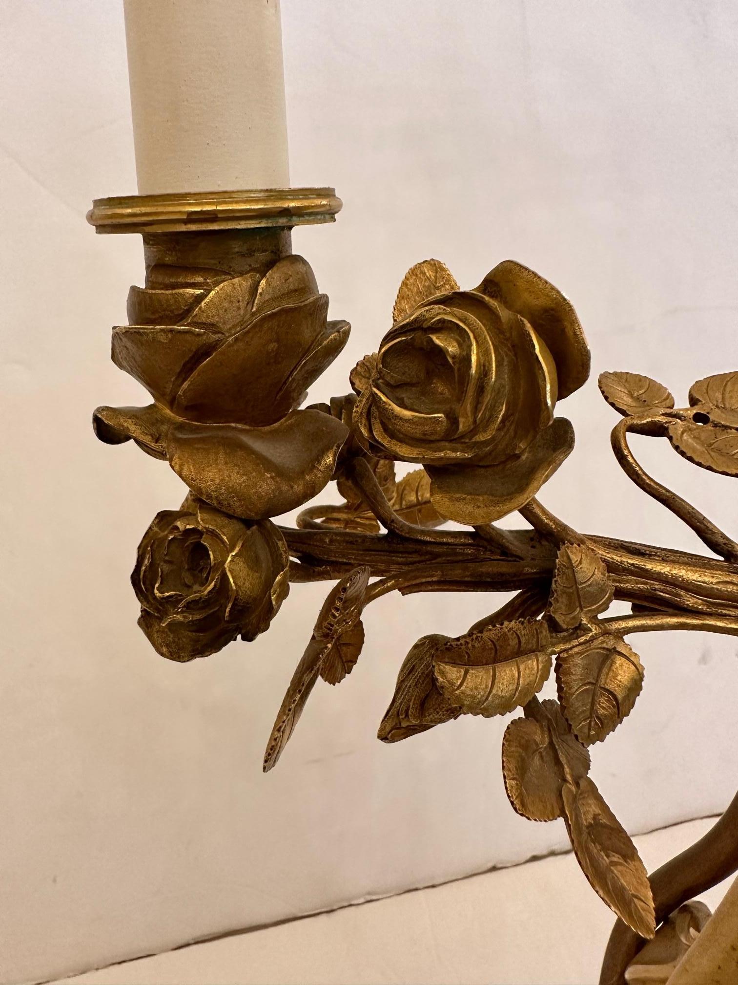 Verschnörkelte französische Empire Figurale Tischlampe aus vergoldeter Bronze und Marmor im Angebot 3