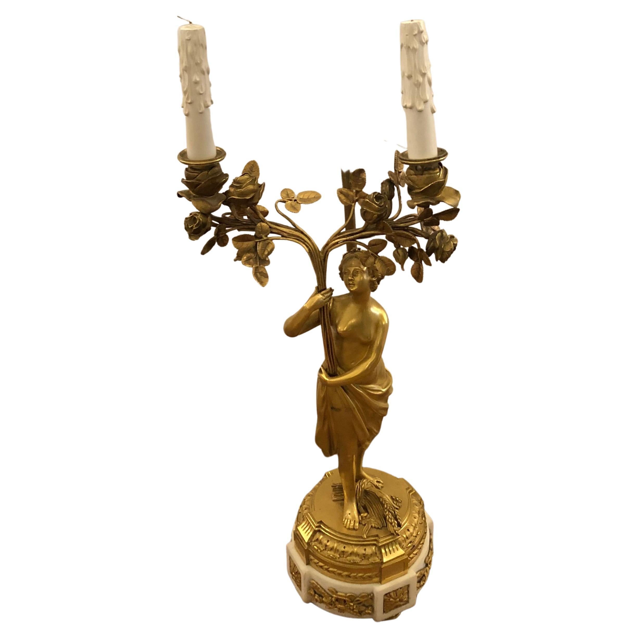 Verschnörkelte französische Empire Figurale Tischlampe aus vergoldeter Bronze und Marmor im Angebot