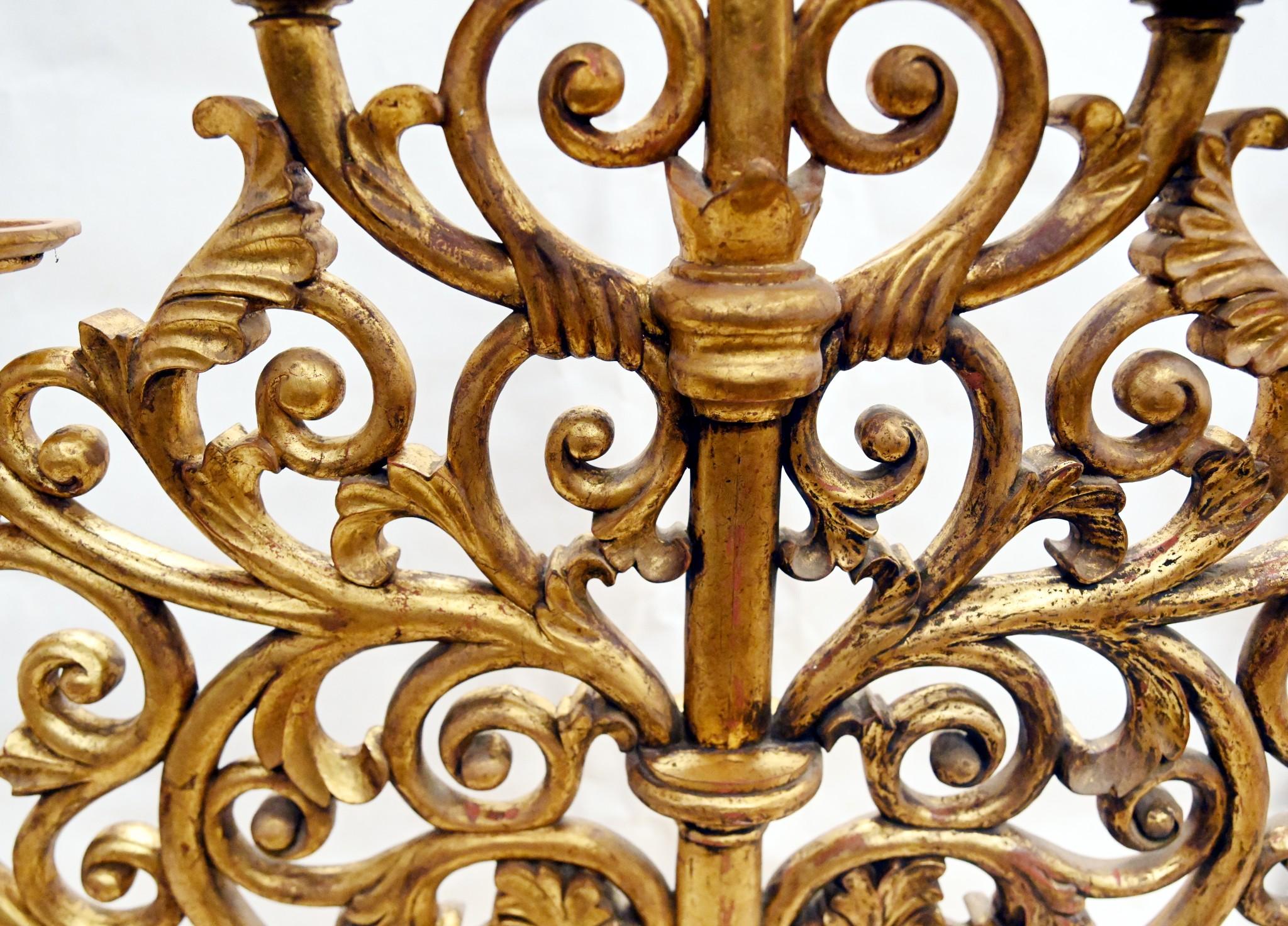 Stai visualizzando un candelabro francese molto decorato e dorato a sette rami.
Dimensioni buone, quasi un metro e mezzo di altezza
Questo è un candelabro da terra
Le visite sono disponibili su appuntamento
Offerto in ottimo stato e pronto per l'uso