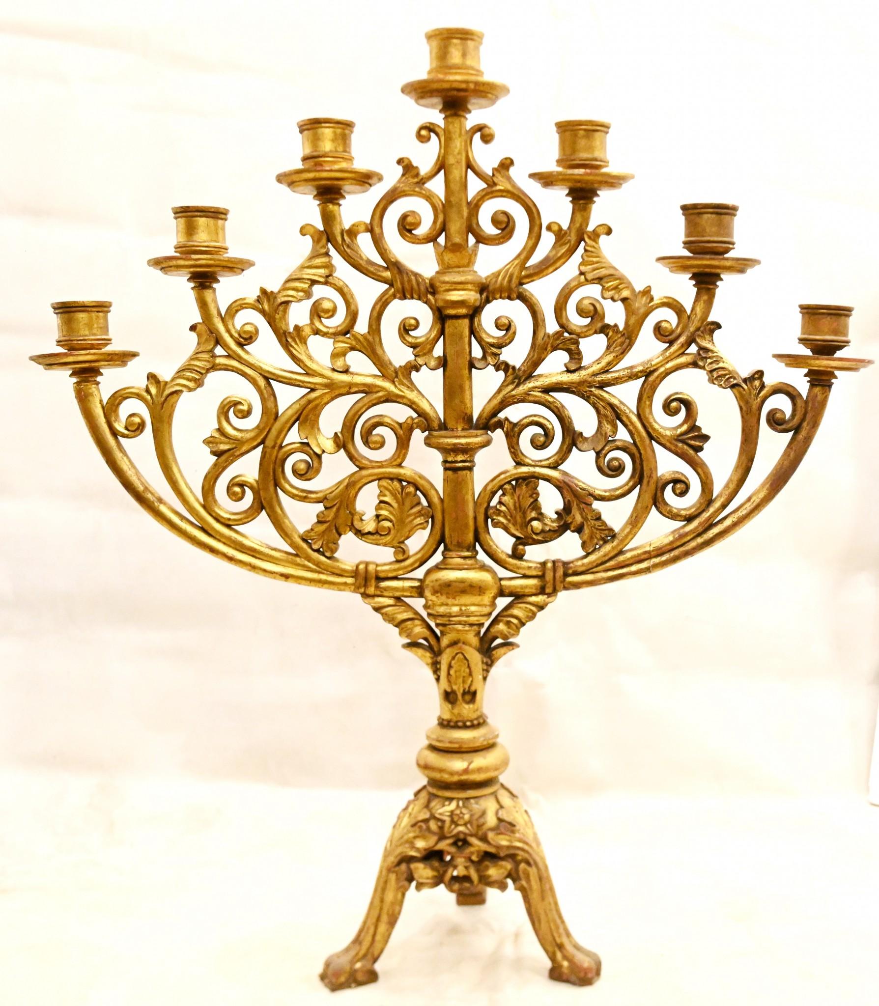 Legno dorato Candele da pavimento con candelabro francese dorato ornato in vendita