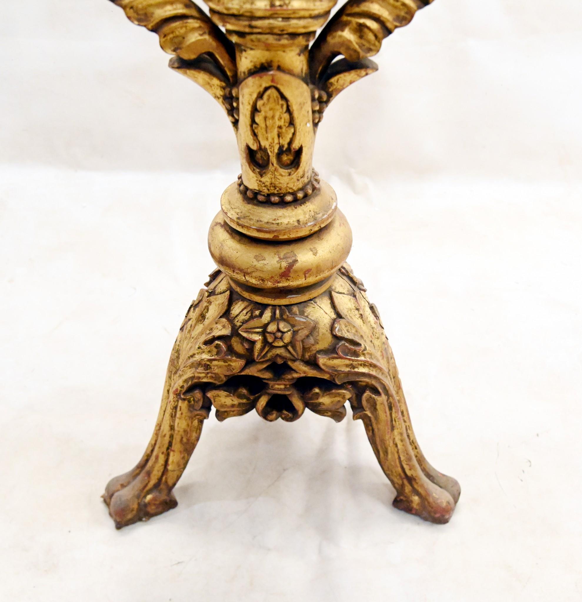 Candele da pavimento con candelabro francese dorato ornato in vendita 1
