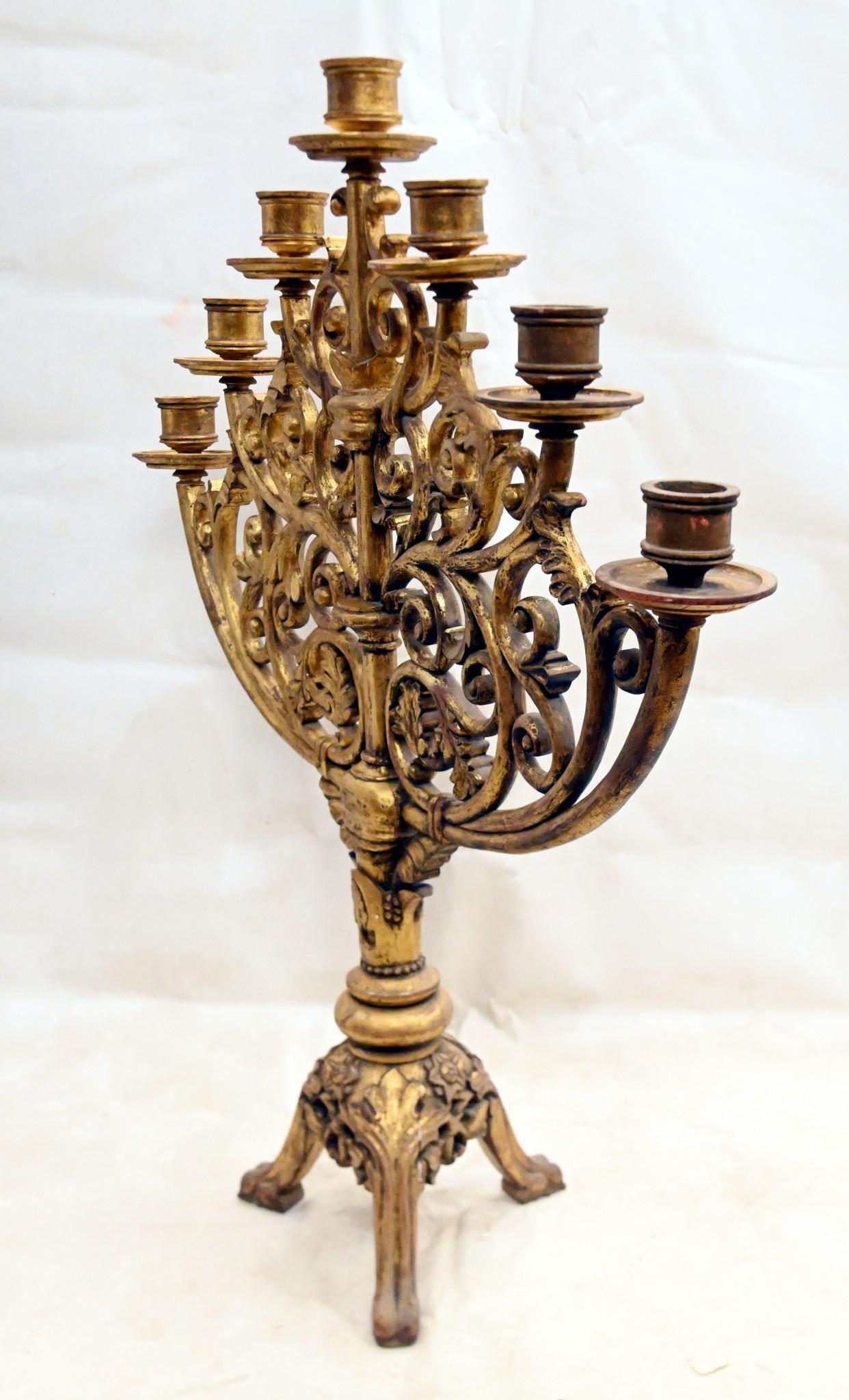 Candele da pavimento con candelabro francese dorato ornato in vendita 2