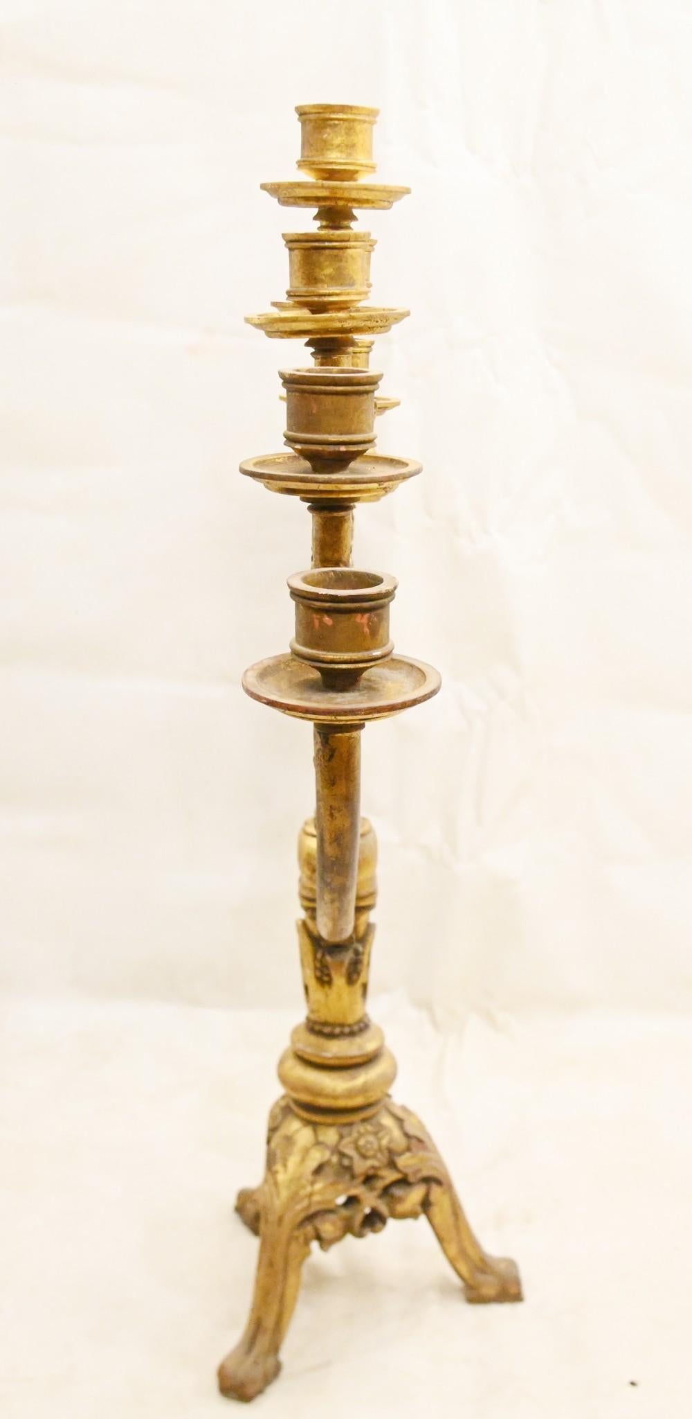 Candele da pavimento con candelabro francese dorato ornato in vendita 3