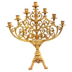 Velas de pie con candelabro dorado francés ornamentado