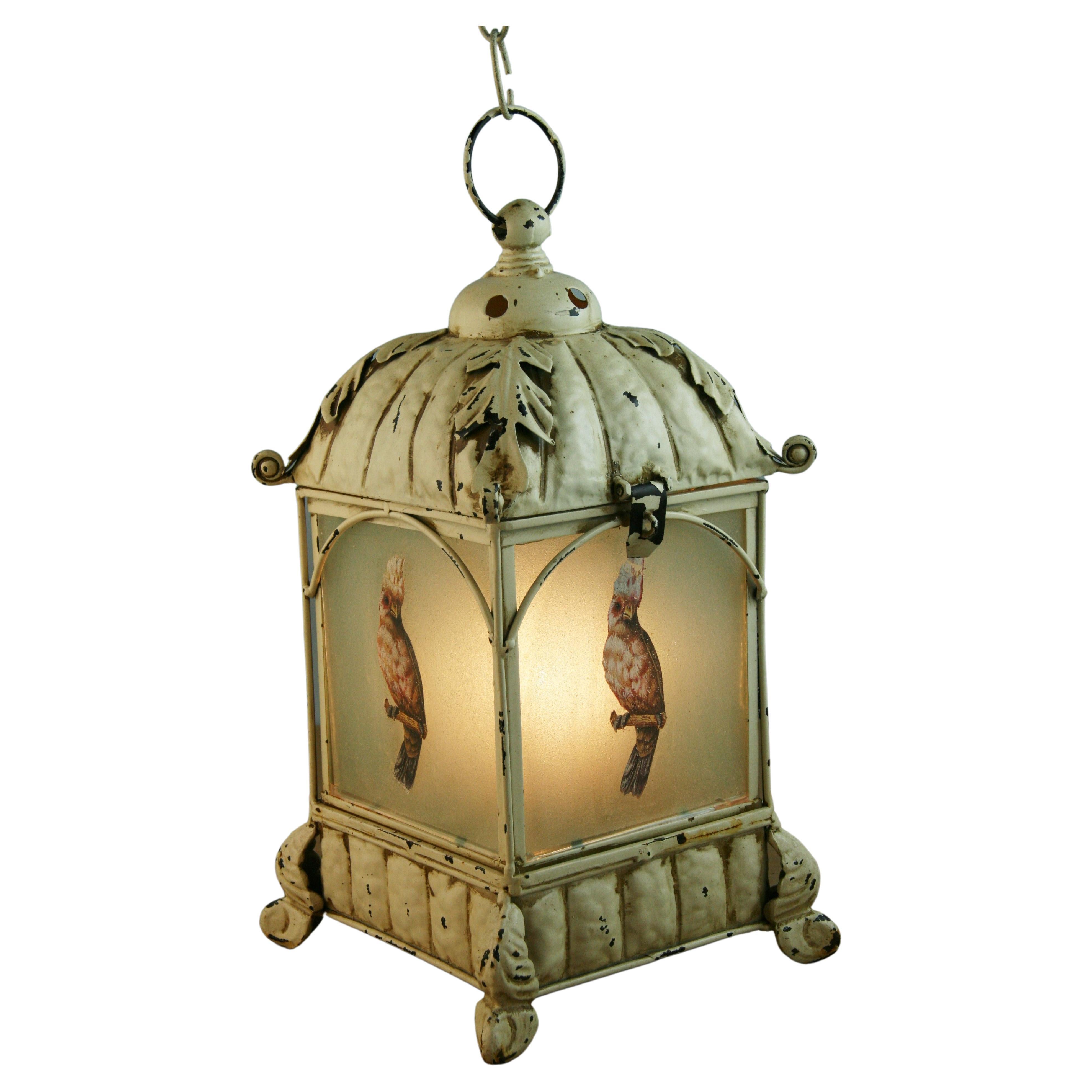 Lanterne ornée avec verre décoré de perroquets et chaîne