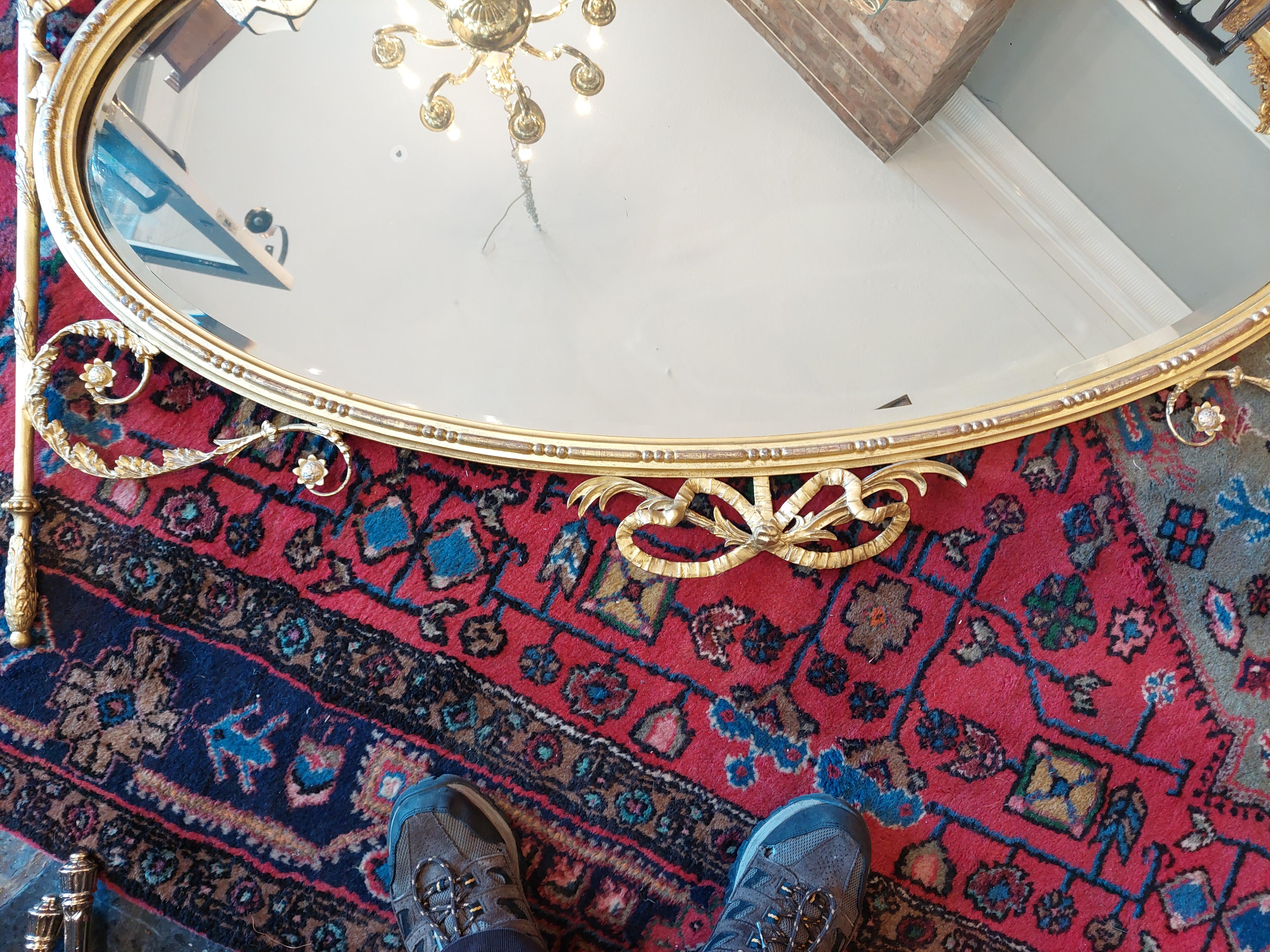 Miroir à trumeau orné et doré du 19ème siècle - avec décor de fleurs de clochettes, de rubans, de torches et d'anthemions de style A Style - 51 
