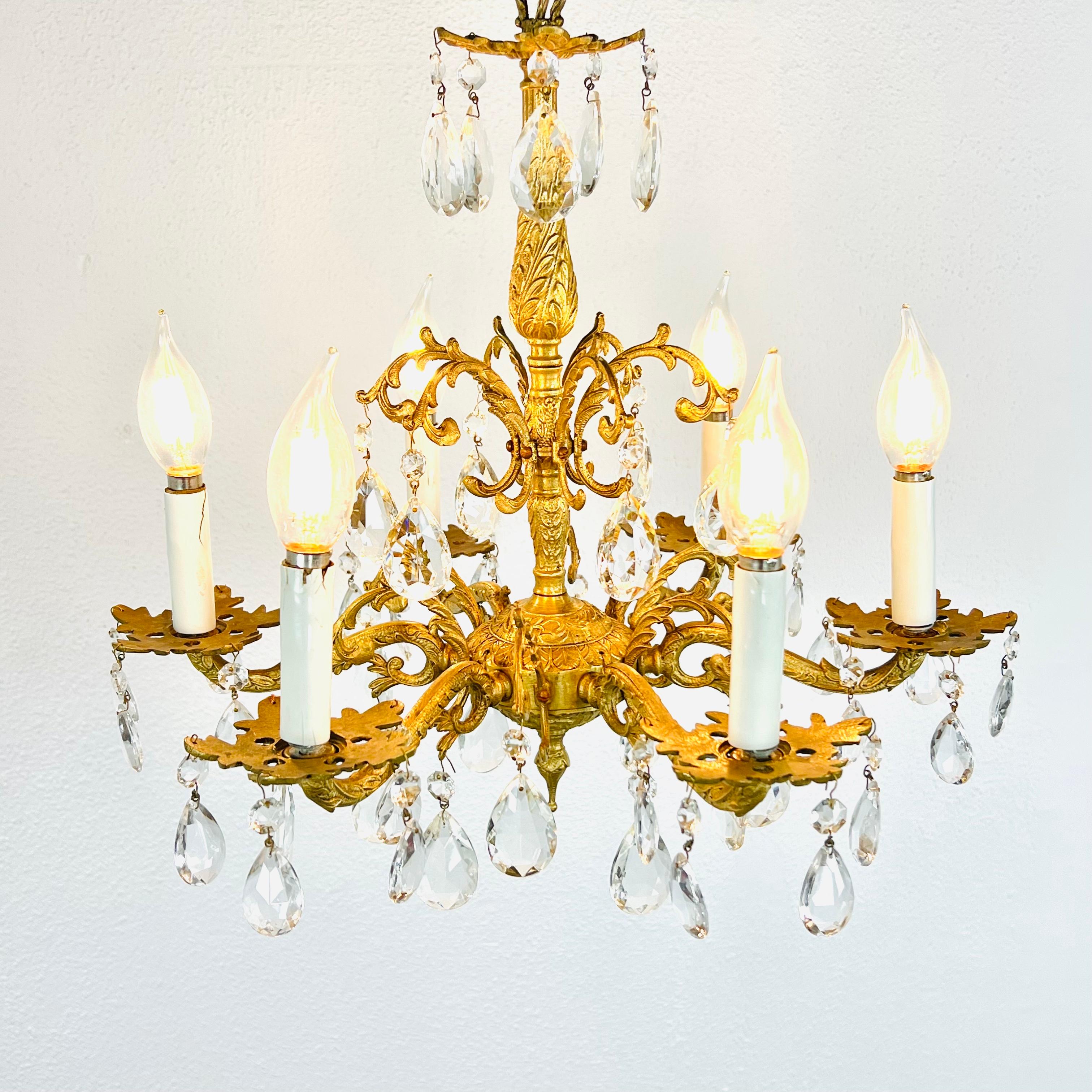 Lampadario decorato in ottone dorato e cristallo in vendita 3