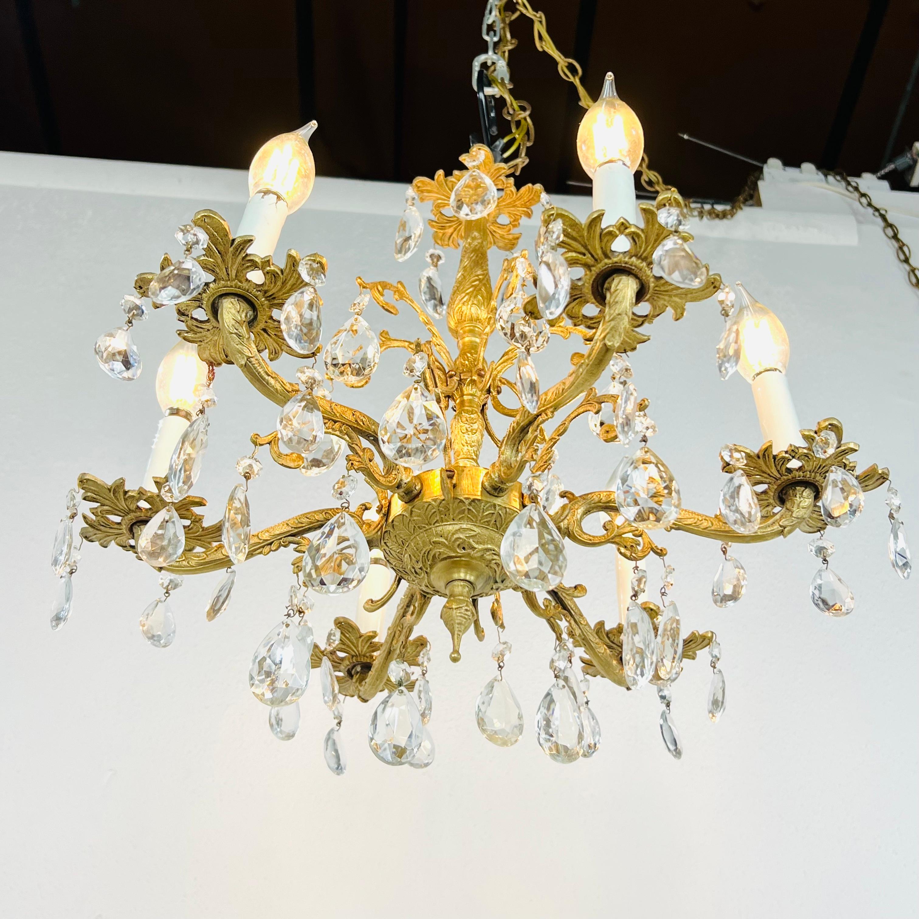 Lampadario decorato in ottone dorato e cristallo in vendita 4