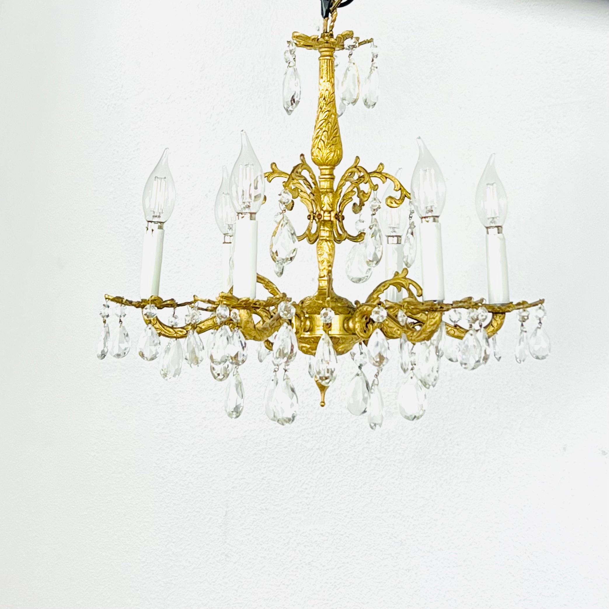 Lampadario decorato in ottone dorato e cristallo in vendita 6