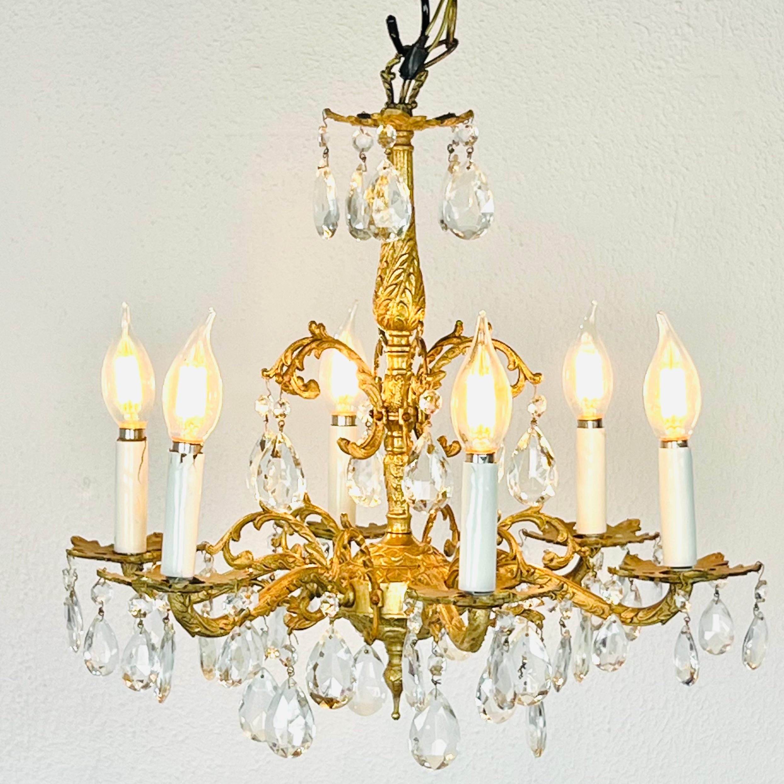 Regency Lampadario decorato in ottone dorato e cristallo in vendita
