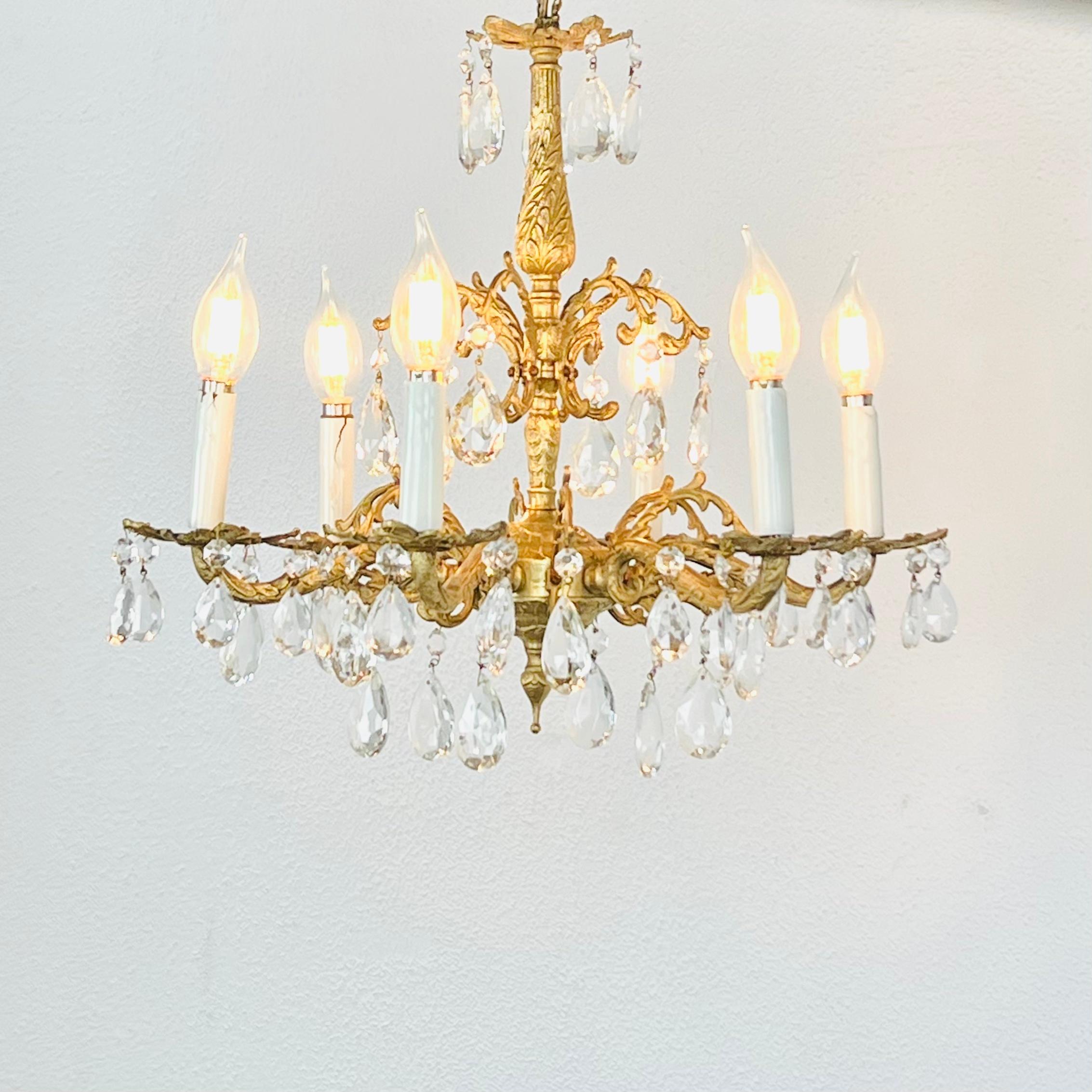 Europeo Lampadario decorato in ottone dorato e cristallo in vendita
