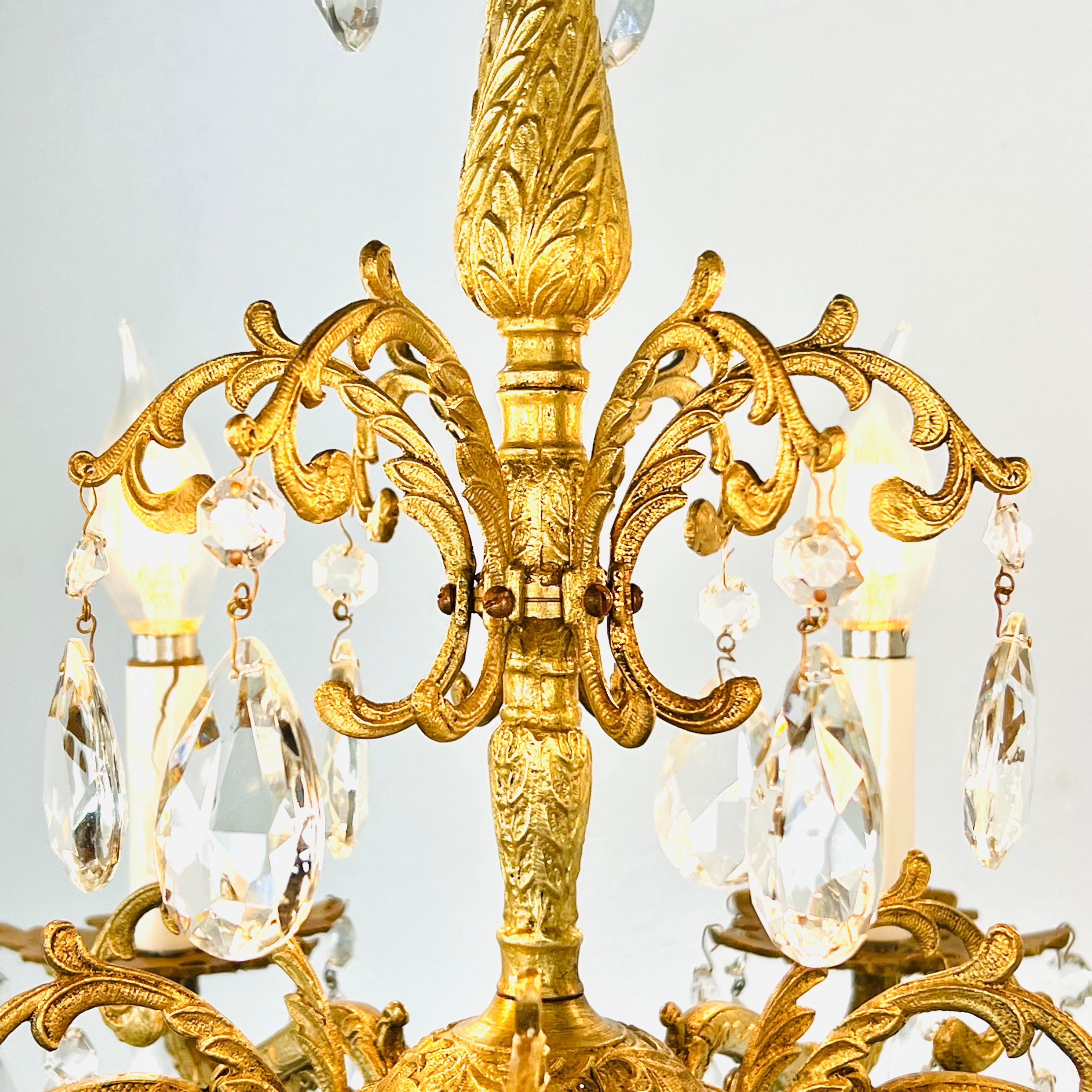 Lampadario decorato in ottone dorato e cristallo In condizioni buone in vendita a Dallas, TX