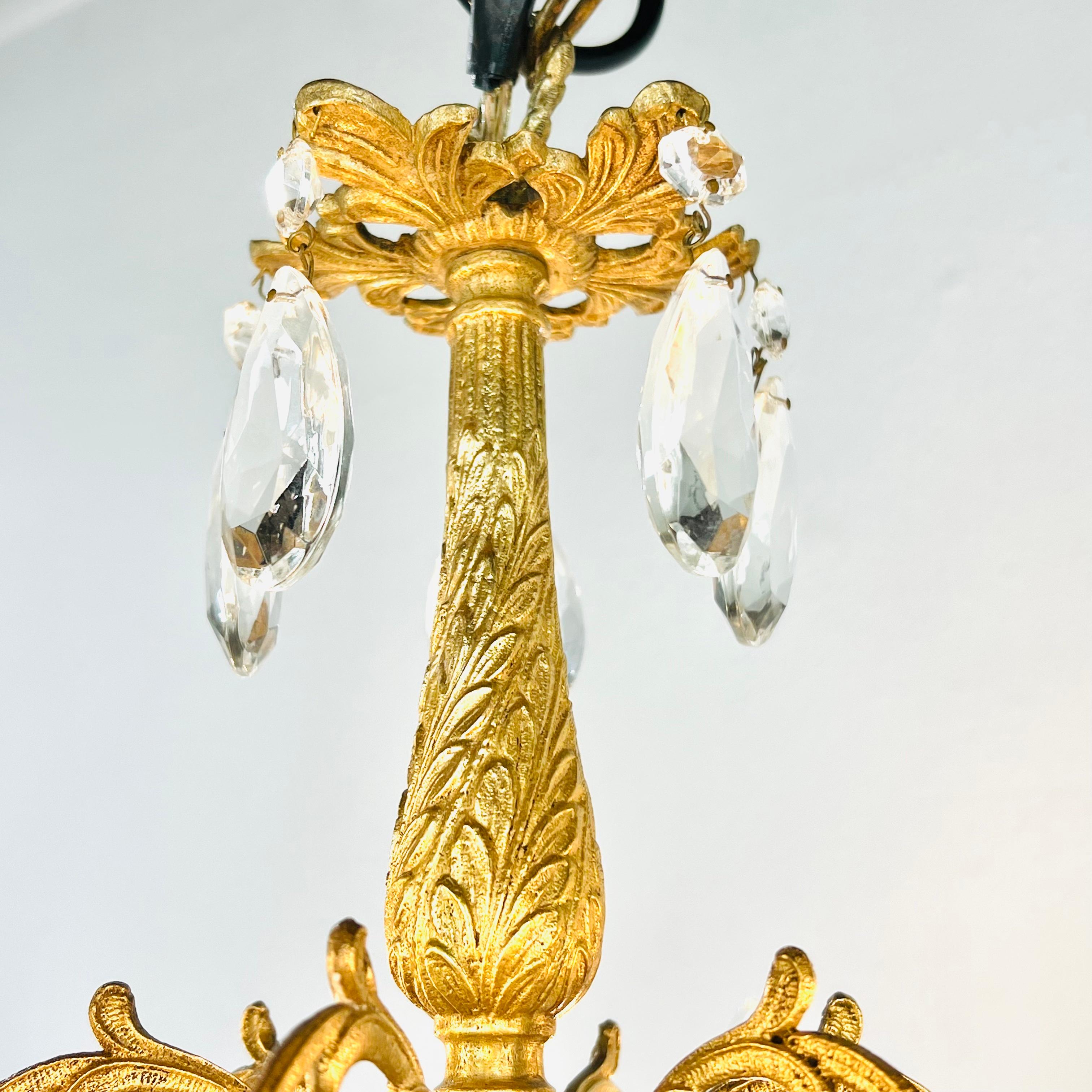 Metà XX secolo Lampadario decorato in ottone dorato e cristallo in vendita