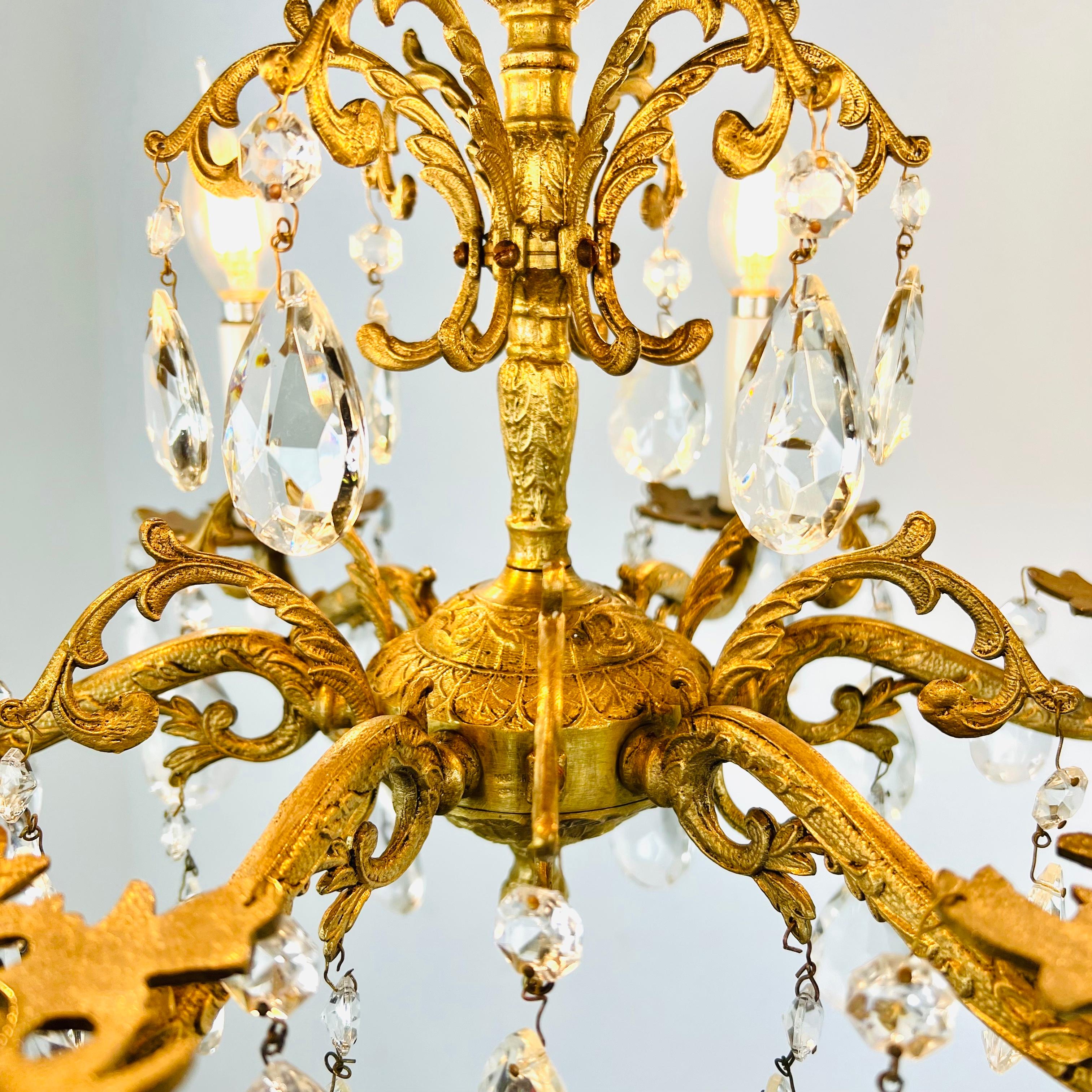 Ottone Lampadario decorato in ottone dorato e cristallo in vendita