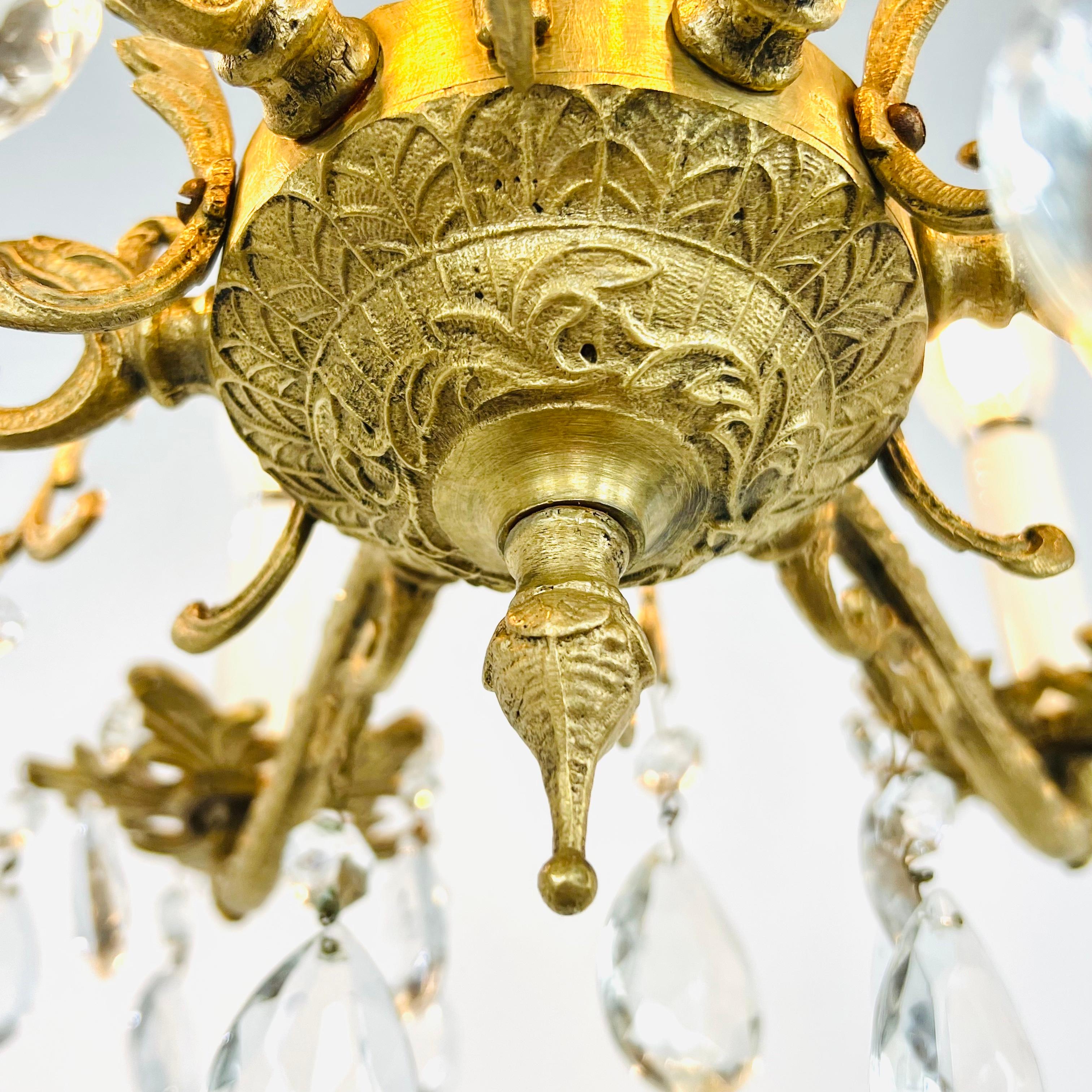 Lampadario decorato in ottone dorato e cristallo in vendita 1