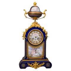 Verschnörkelte, blaugrüne Kaminuhr mit vergoldeter Bronze im Sèvres-Stil, um 1880