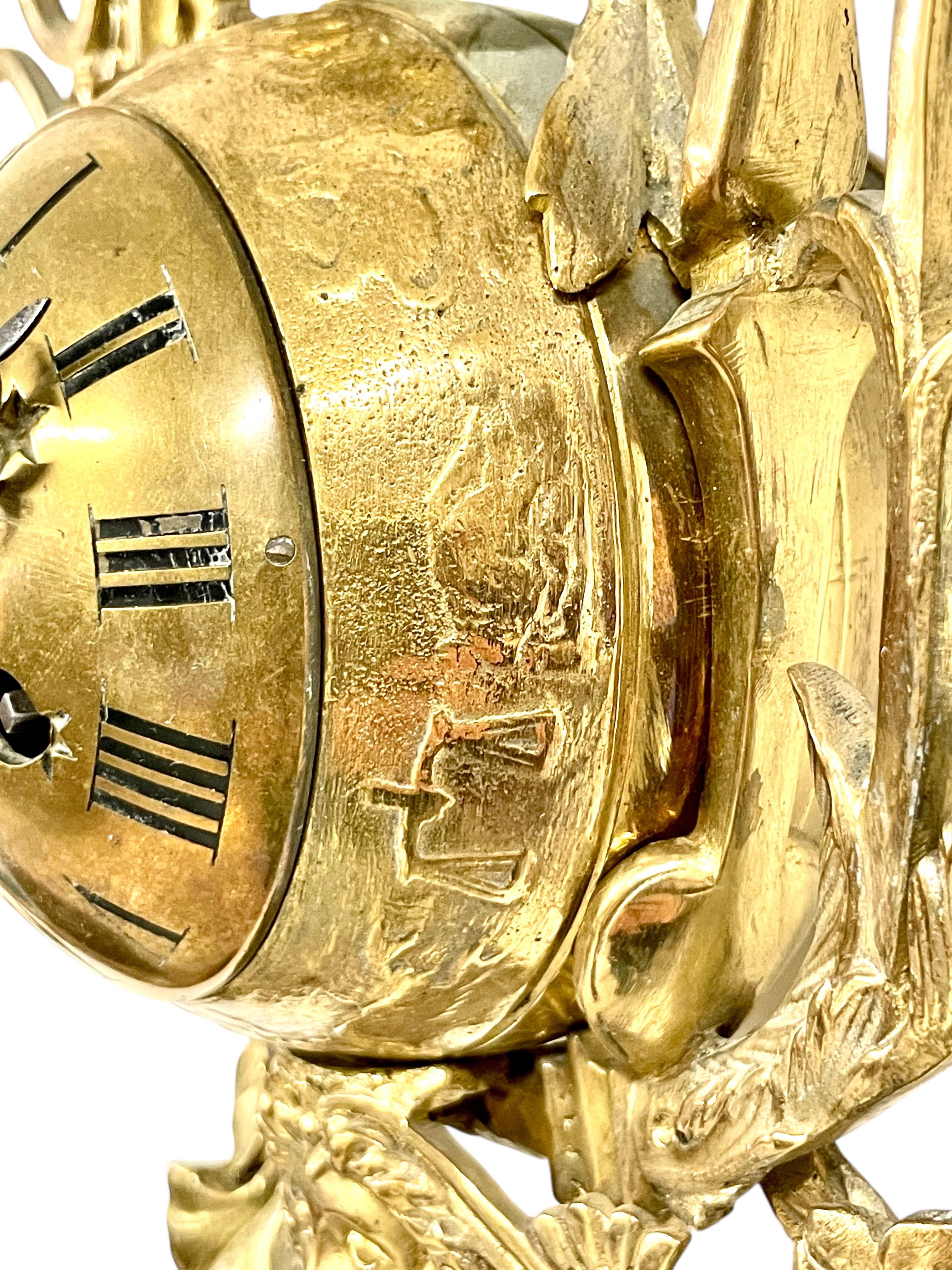 Verzierte Wanduhr aus vergoldeter Bronze mit Pfauenmotiv, CIRCA 1900 im Angebot 4