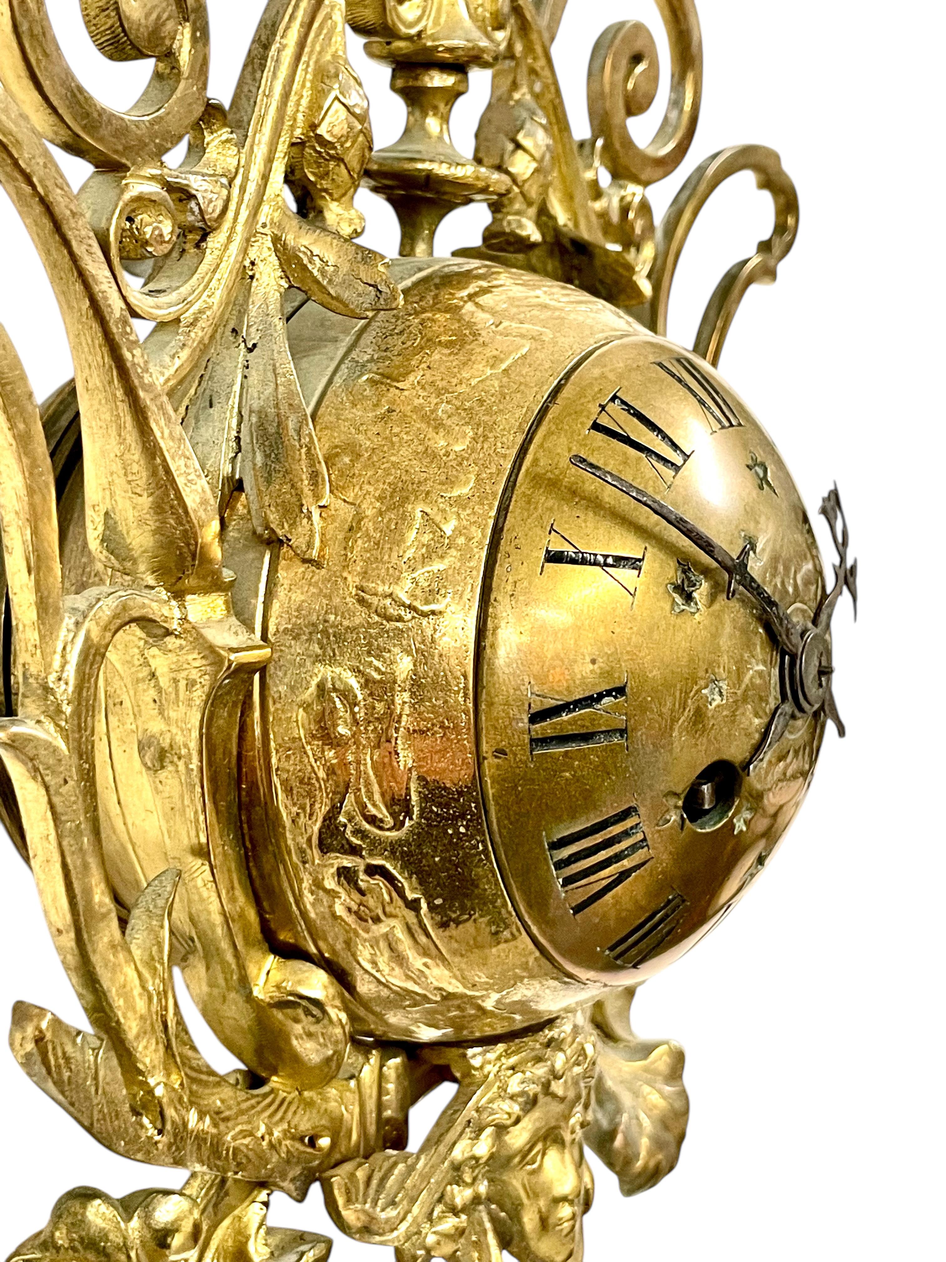 Verzierte Wanduhr aus vergoldeter Bronze mit Pfauenmotiv, CIRCA 1900 im Angebot 5