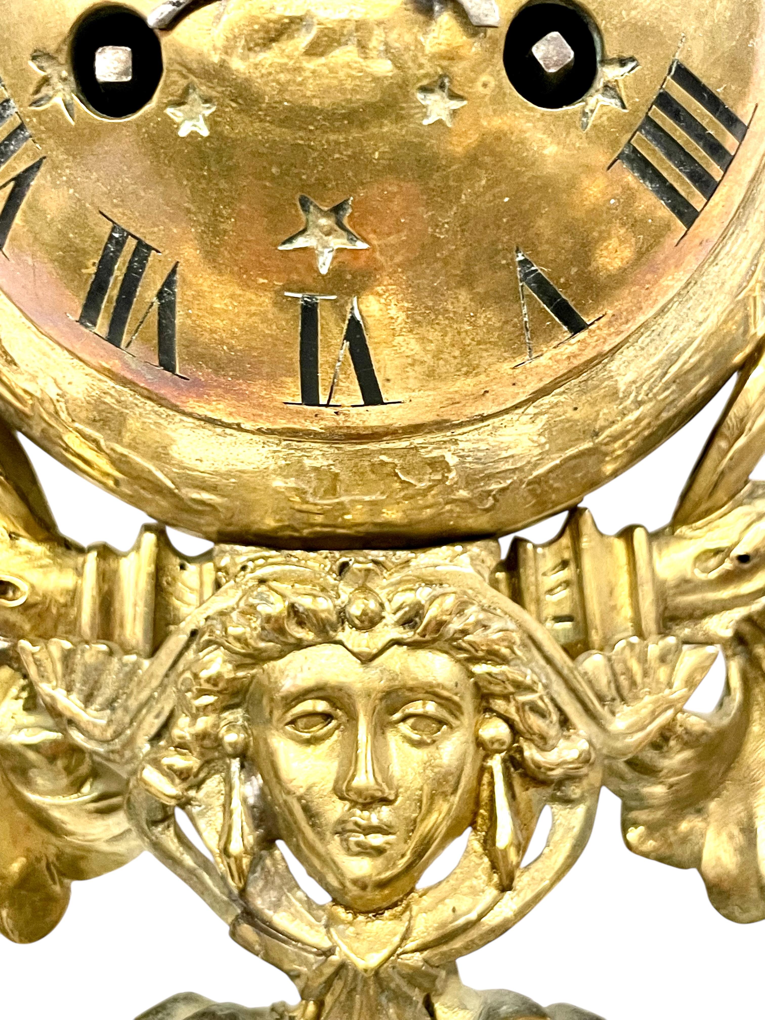Verzierte Wanduhr aus vergoldeter Bronze mit Pfauenmotiv, CIRCA 1900 im Angebot 7