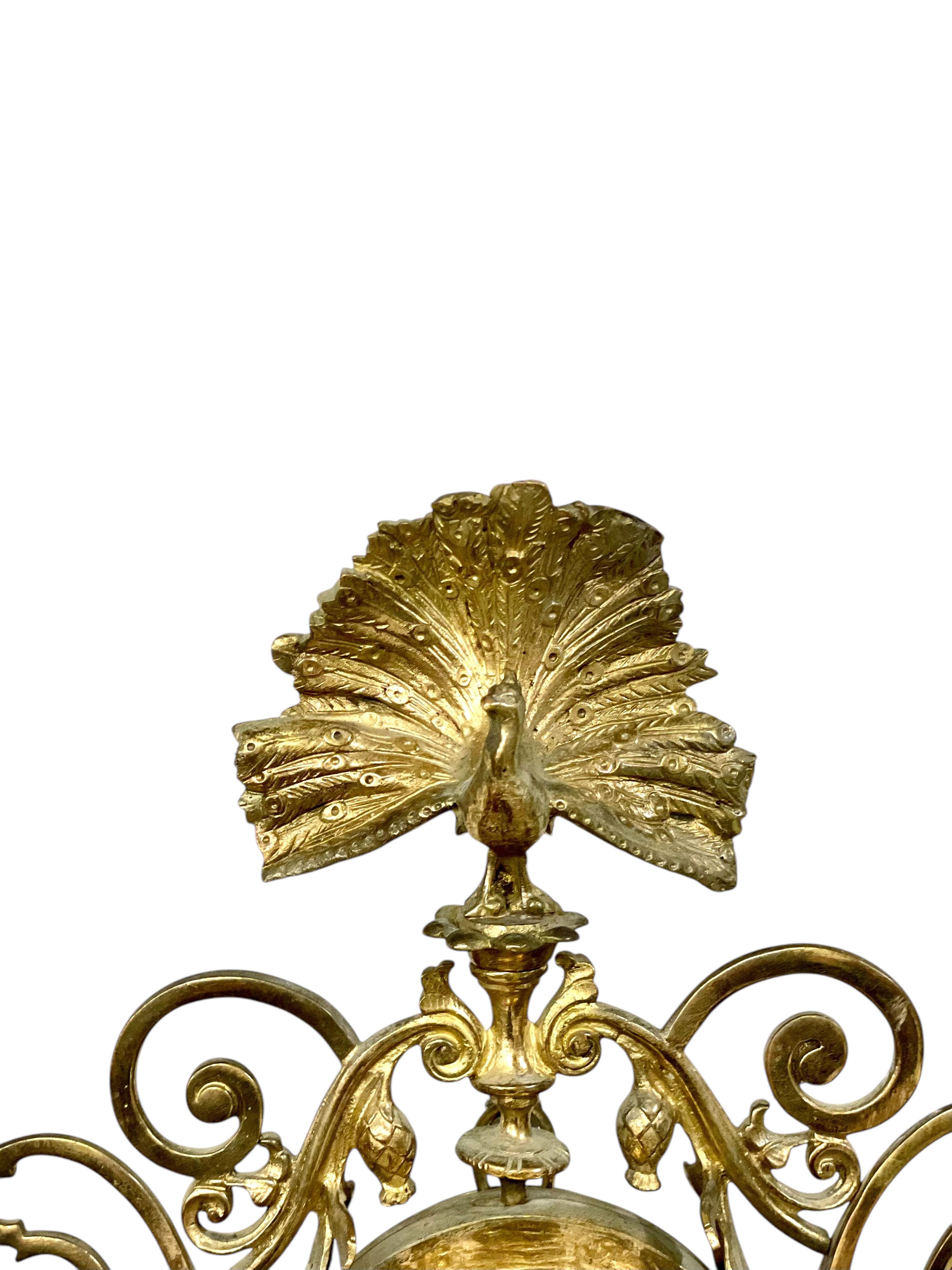Verzierte Wanduhr aus vergoldeter Bronze mit Pfauenmotiv, CIRCA 1900 (Französisch) im Angebot