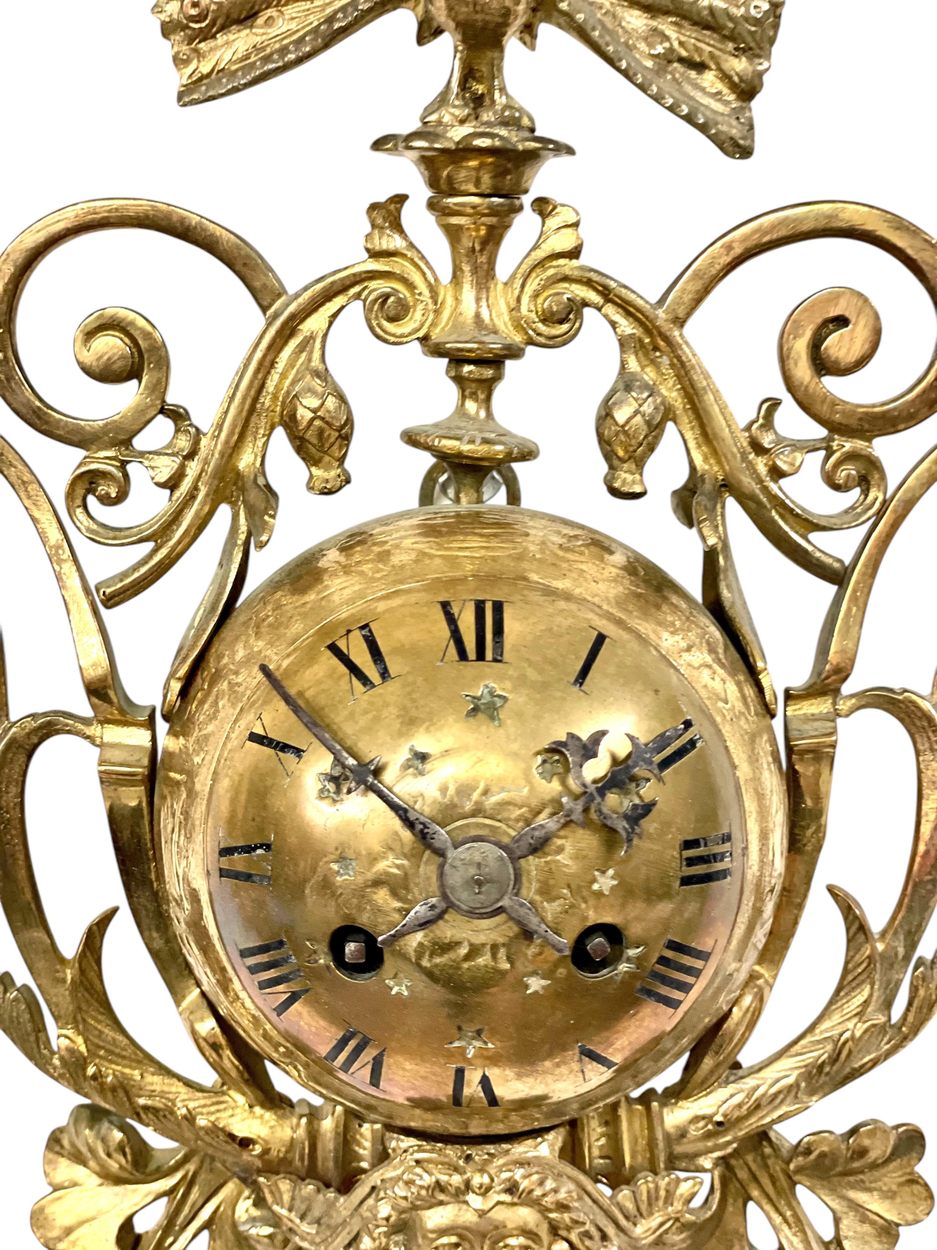 Verzierte Wanduhr aus vergoldeter Bronze mit Pfauenmotiv, CIRCA 1900 (Handgeschnitzt) im Angebot
