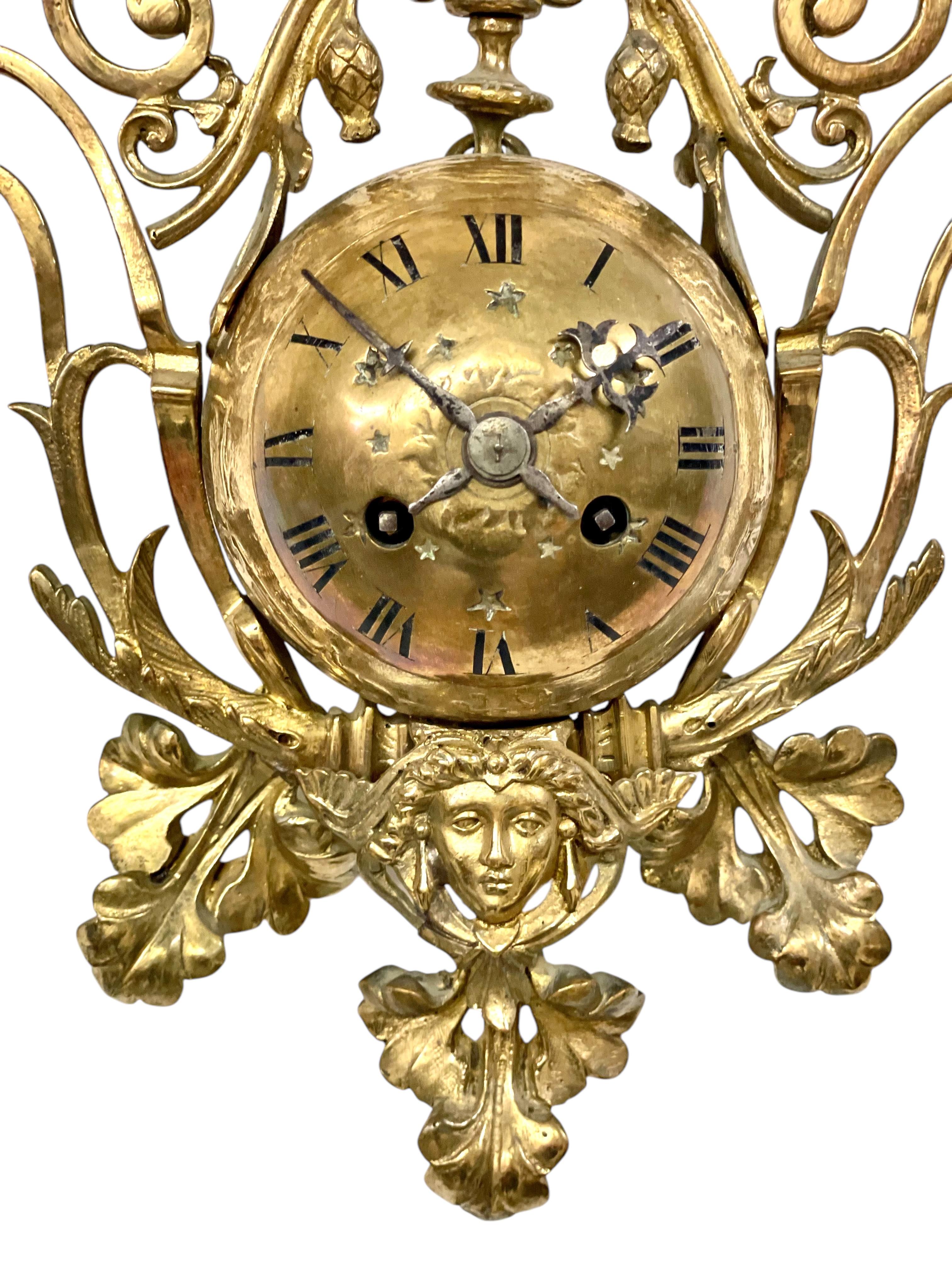Verzierte Wanduhr aus vergoldeter Bronze mit Pfauenmotiv, CIRCA 1900 im Zustand „Gut“ im Angebot in LA CIOTAT, FR