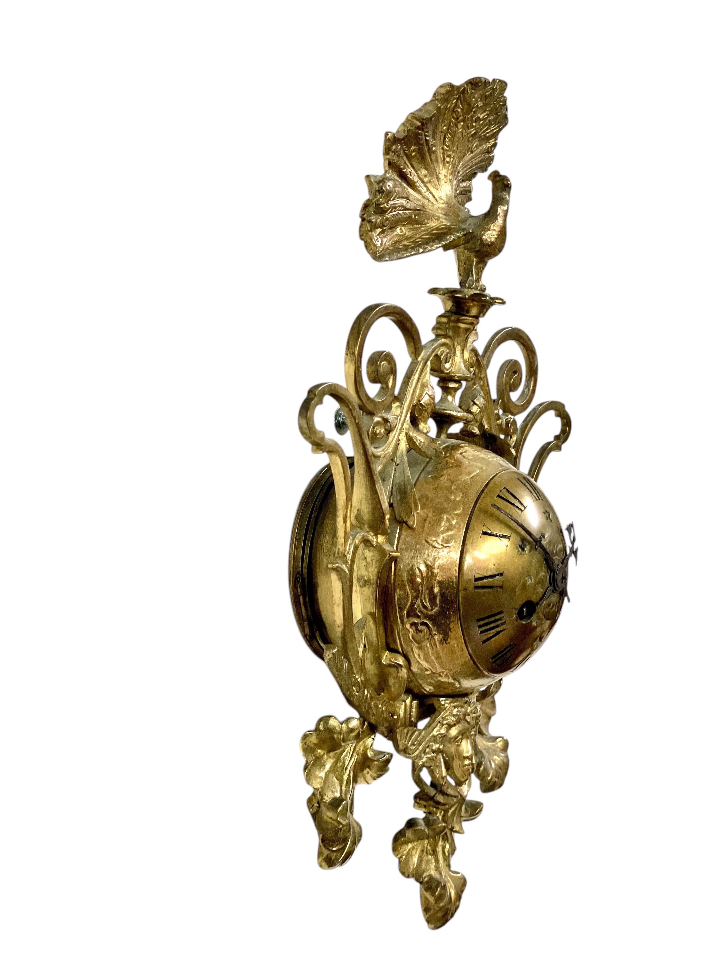 Verzierte Wanduhr aus vergoldeter Bronze mit Pfauenmotiv, CIRCA 1900 (19. Jahrhundert) im Angebot