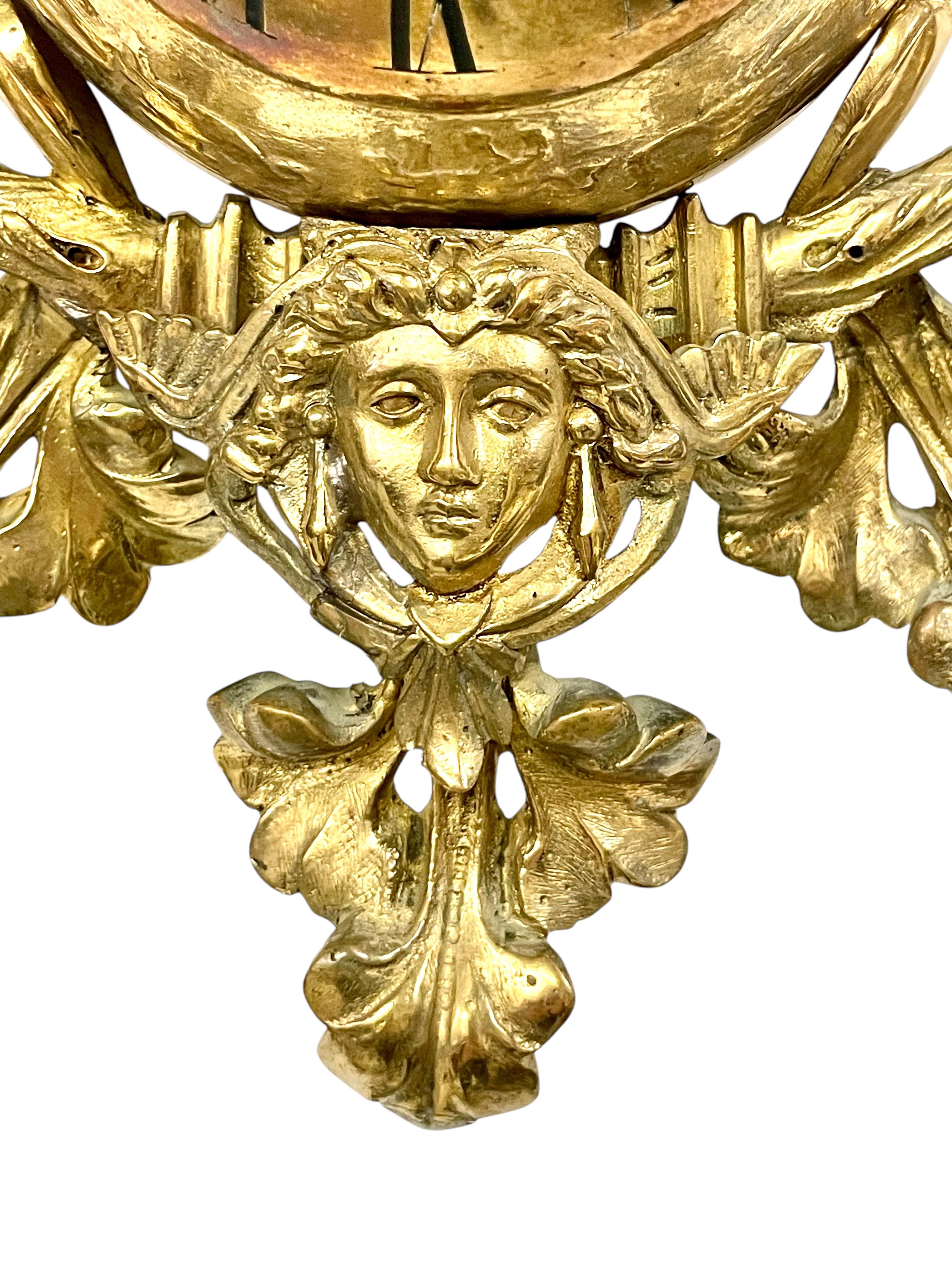 Verzierte Wanduhr aus vergoldeter Bronze mit Pfauenmotiv, CIRCA 1900 im Angebot 2