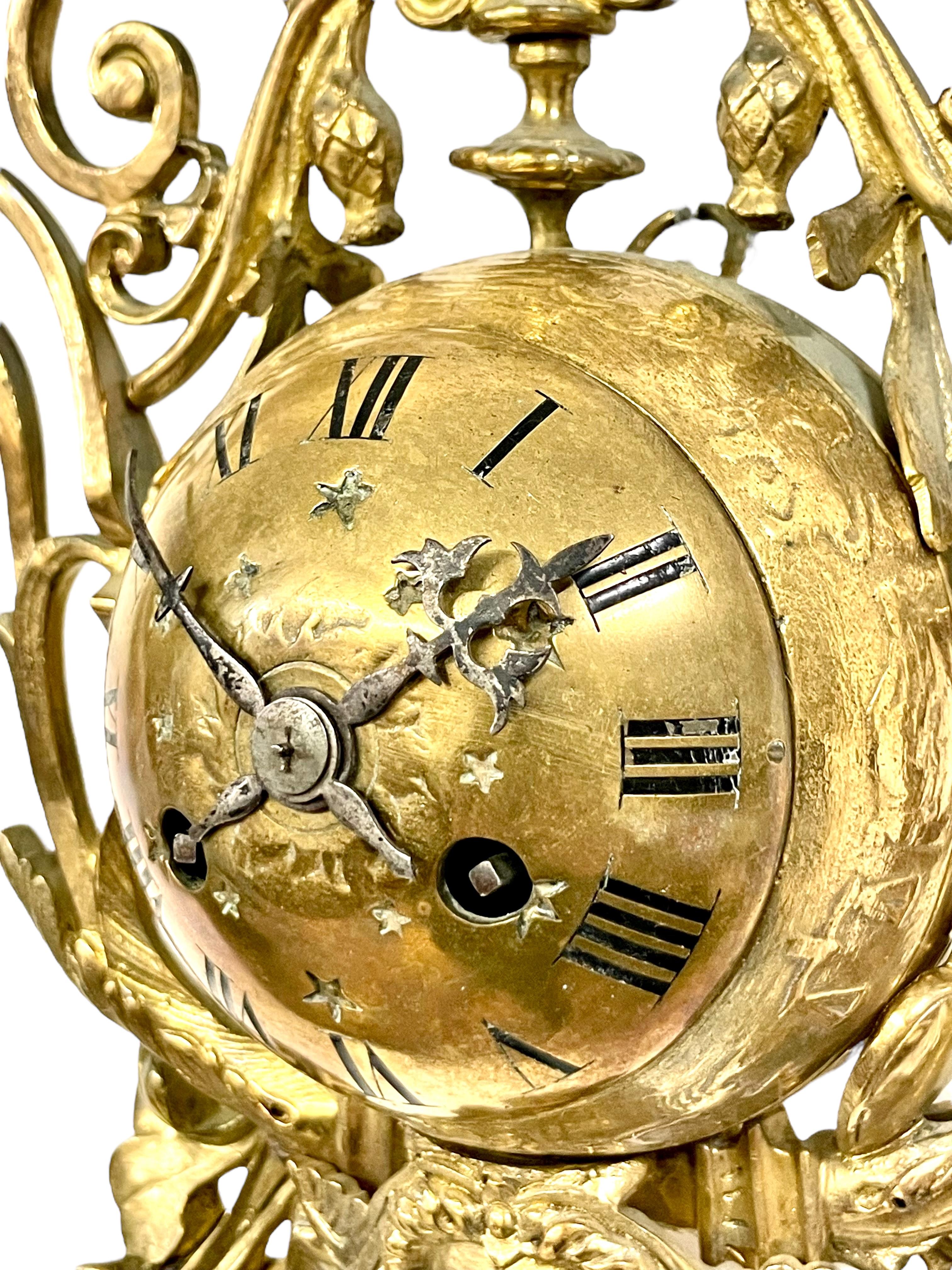 Verzierte Wanduhr aus vergoldeter Bronze mit Pfauenmotiv, CIRCA 1900 im Angebot 3