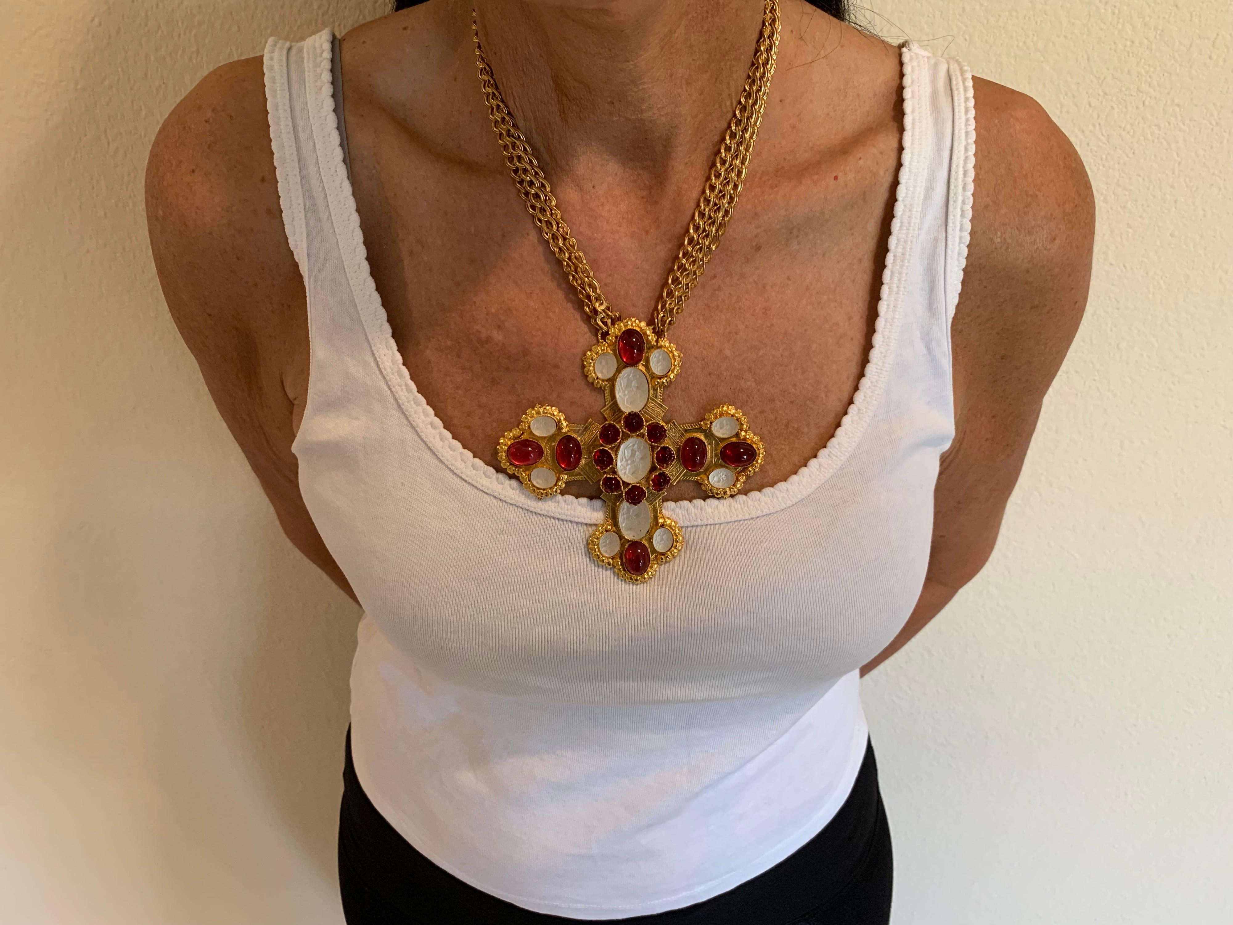 Verziertes vergoldetes Kreuz im byzantinischen Stil Statement-Halskette im Zustand „Hervorragend“ in Palm Springs, CA