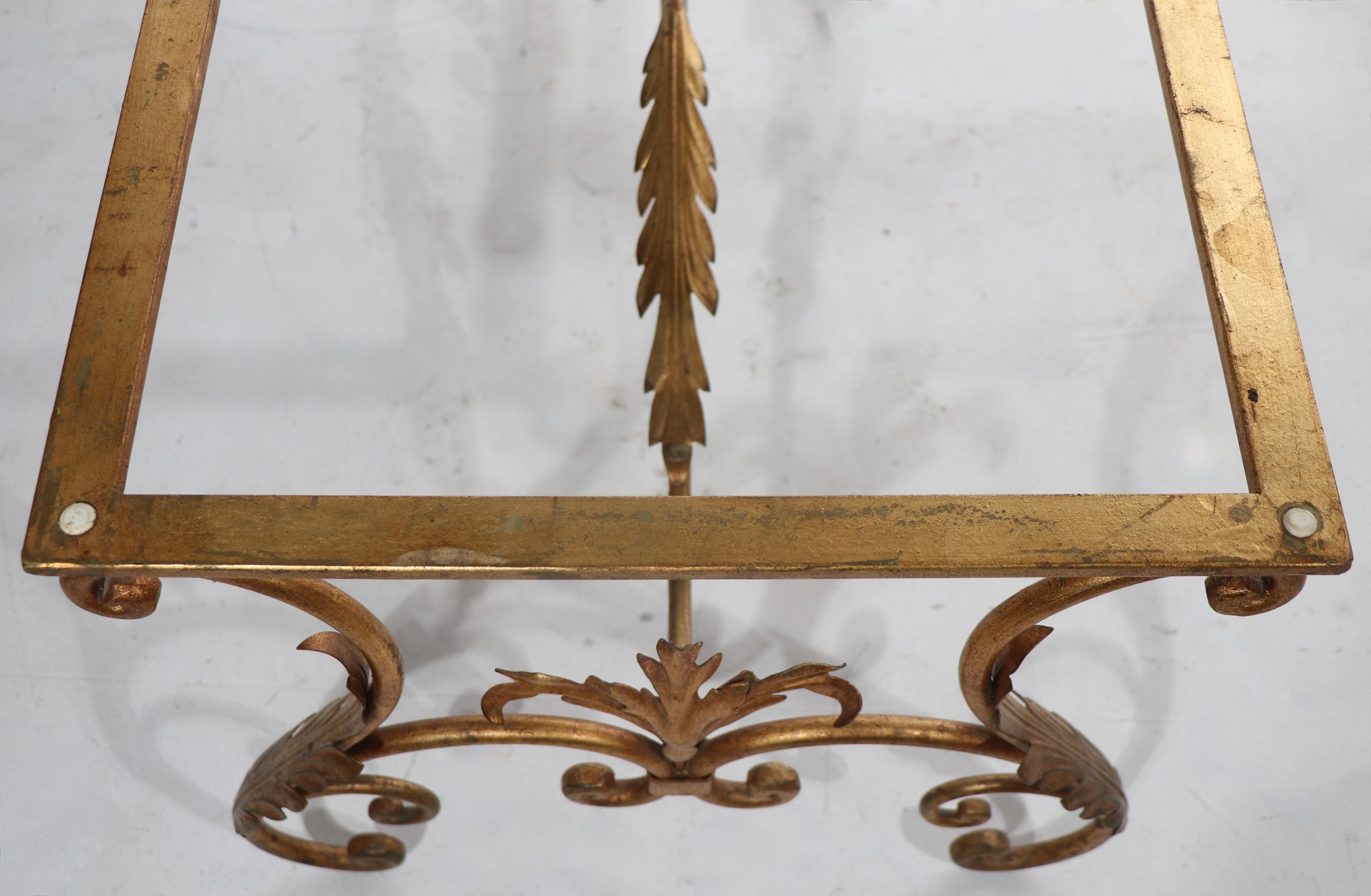 Base de table basse ornée de dorures en vente 2