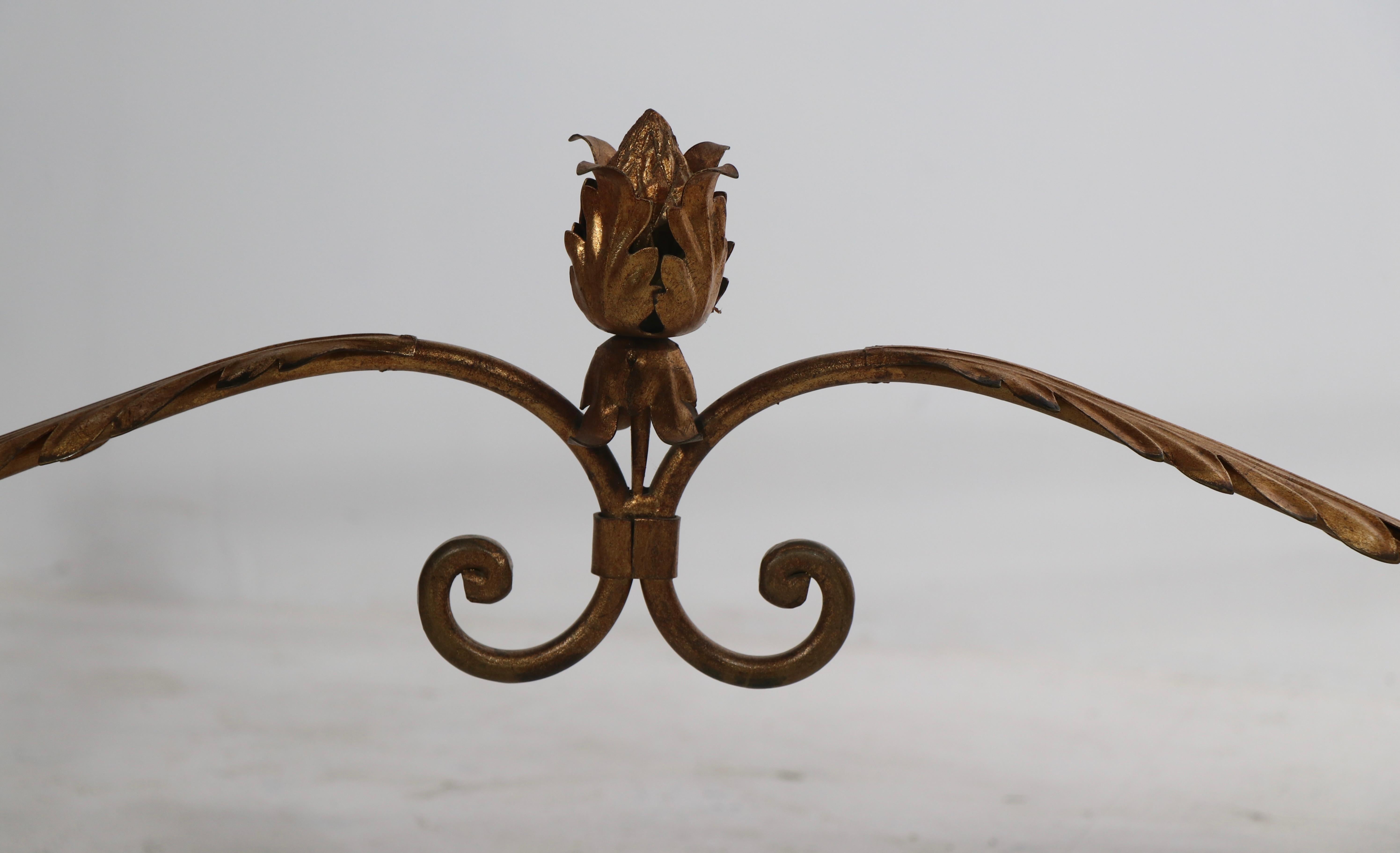 Doré Base de table basse ornée de dorures en vente