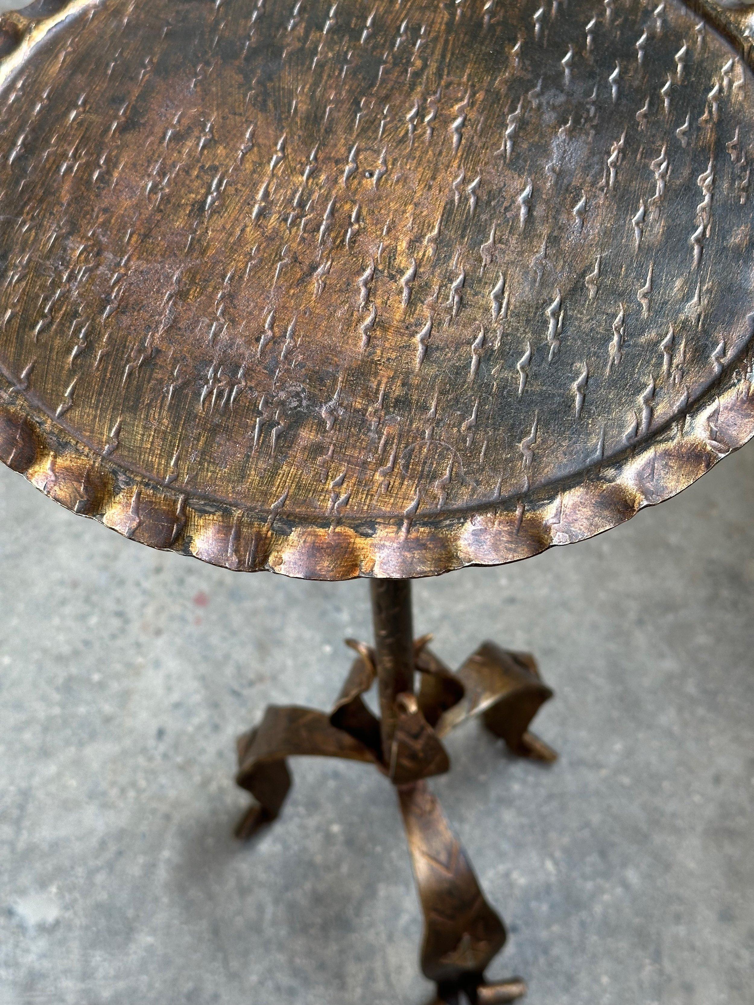 Verzierter Getränketisch aus vergoldetem Eisen mit floralen Details  (Metall) im Angebot