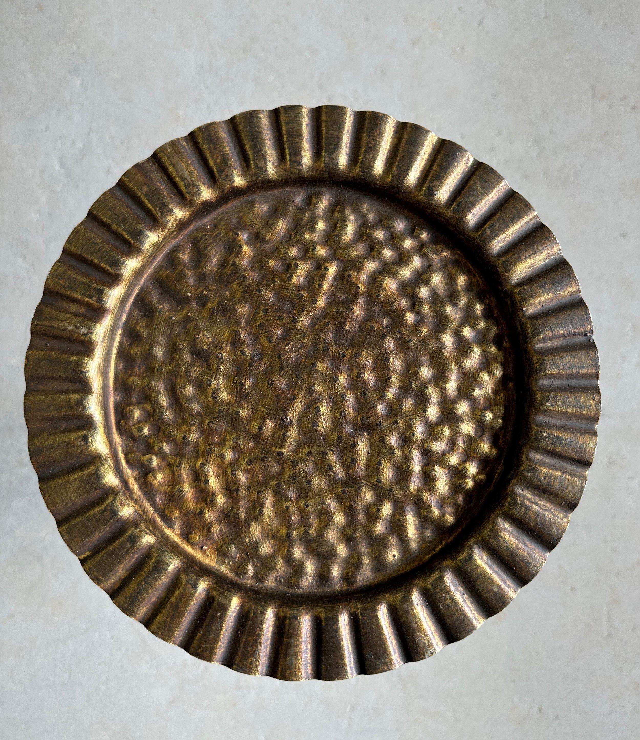 Verschnörkelter Getränketisch aus vergoldetem Metall mit geraffter Platte im Angebot 3
