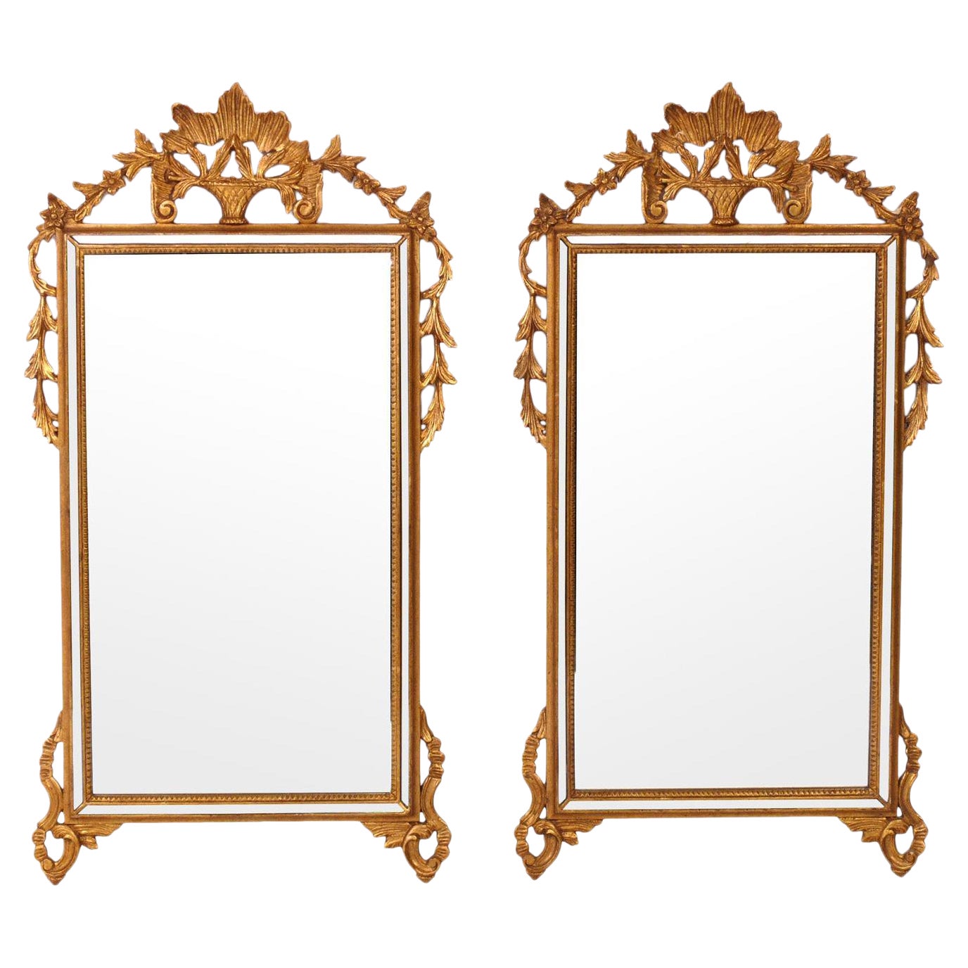 Miroirs ornés en bois doré de l
hôtel Carlyle NYC 40 "H x 21.5 "W Paire disponible