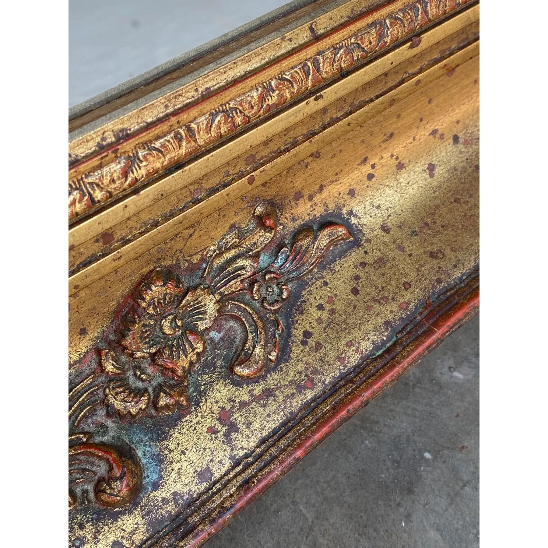 Espejo ornamentado de madera dorada de los años 60 en venta 3