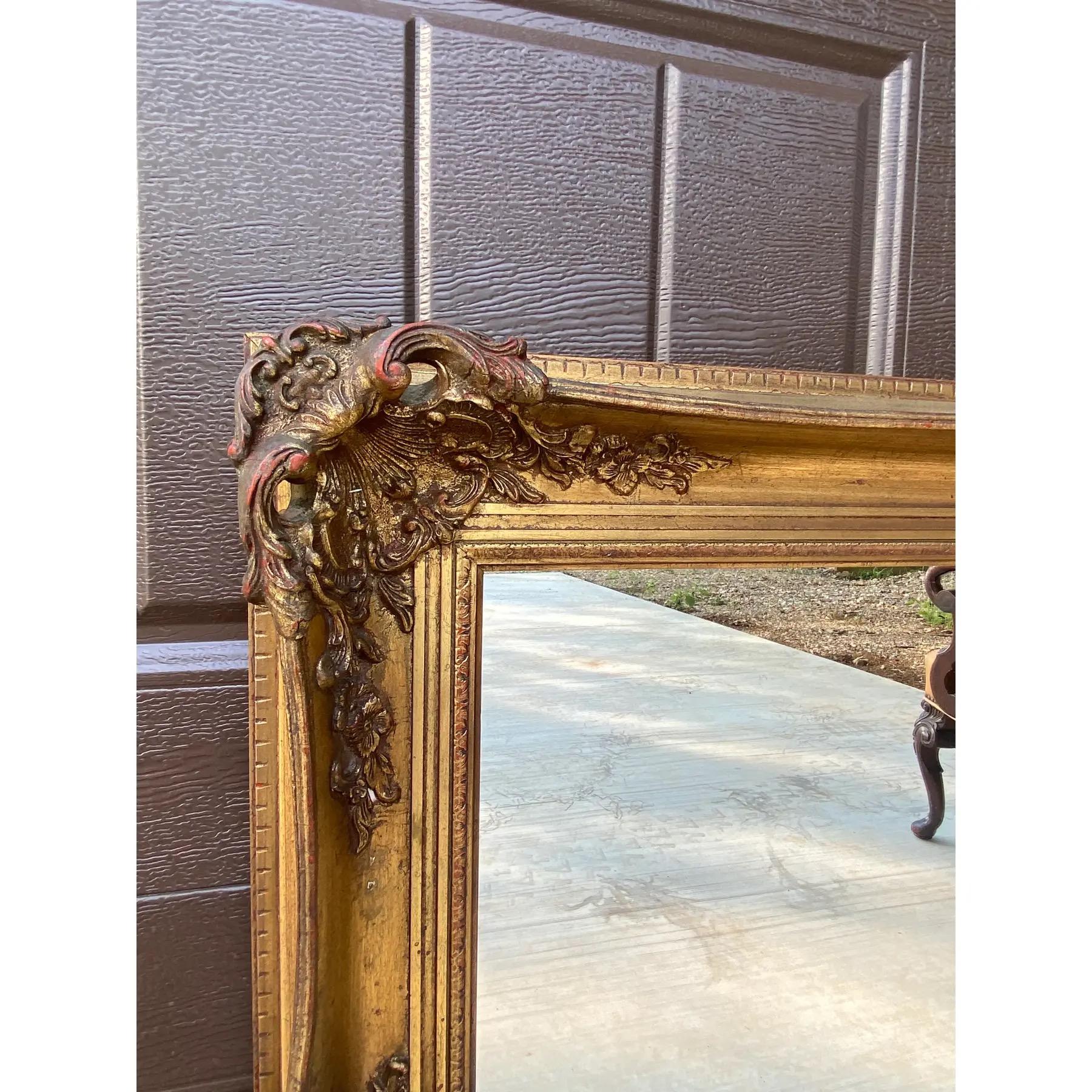 Espejo ornamentado de madera dorada de los años 60 Tallado en venta