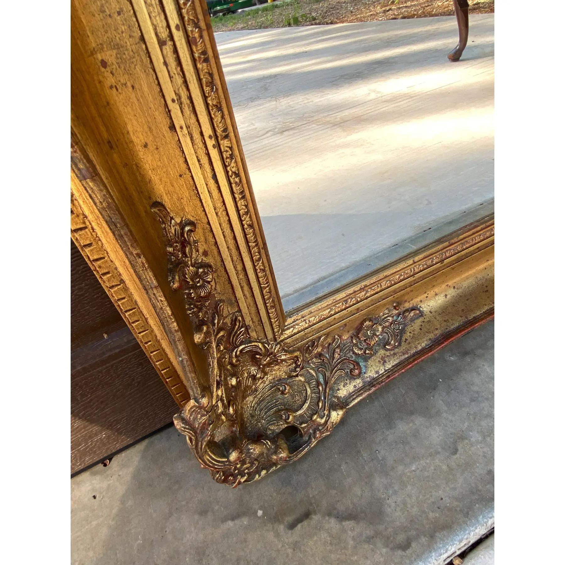 Espejo ornamentado de madera dorada de los años 60 siglo XX en venta