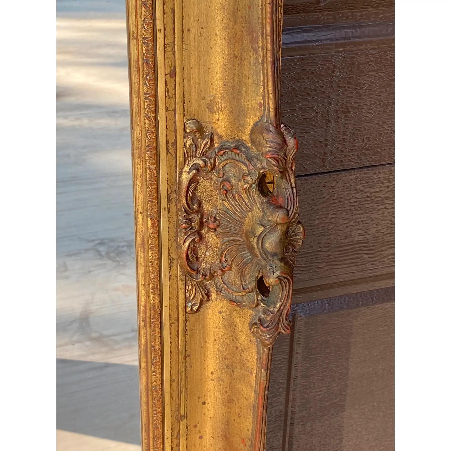 Espejo ornamentado de madera dorada de los años 60 en venta 1